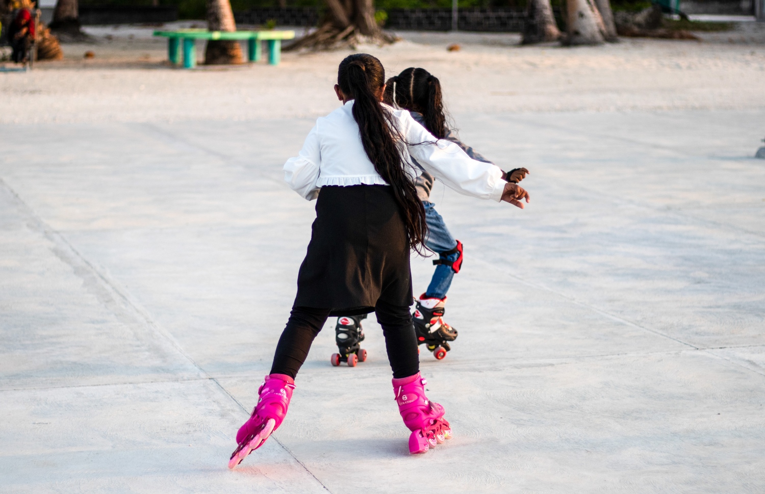 ދަރަނބޫދޫ ކުދިންތަކެއް ސްކޭޓް ކުރަނީ: މި ރަށުގައި ބިން އެބައޮތް. ބިން ފުރޭނެ ކަމަށް ކުރެވޭ އަންދާޒާއެއް ވެސް ނެތް. އެކަމަކު، ރަށަށް ދިމާވެފައި އޮތް މައްސަލައަކީ ރަށުގެ އާބާދީ އިތުރު ނުވުން. -- ފޮޓޯ: ވިޝާހު ޒަރީރު/ މިހާރު