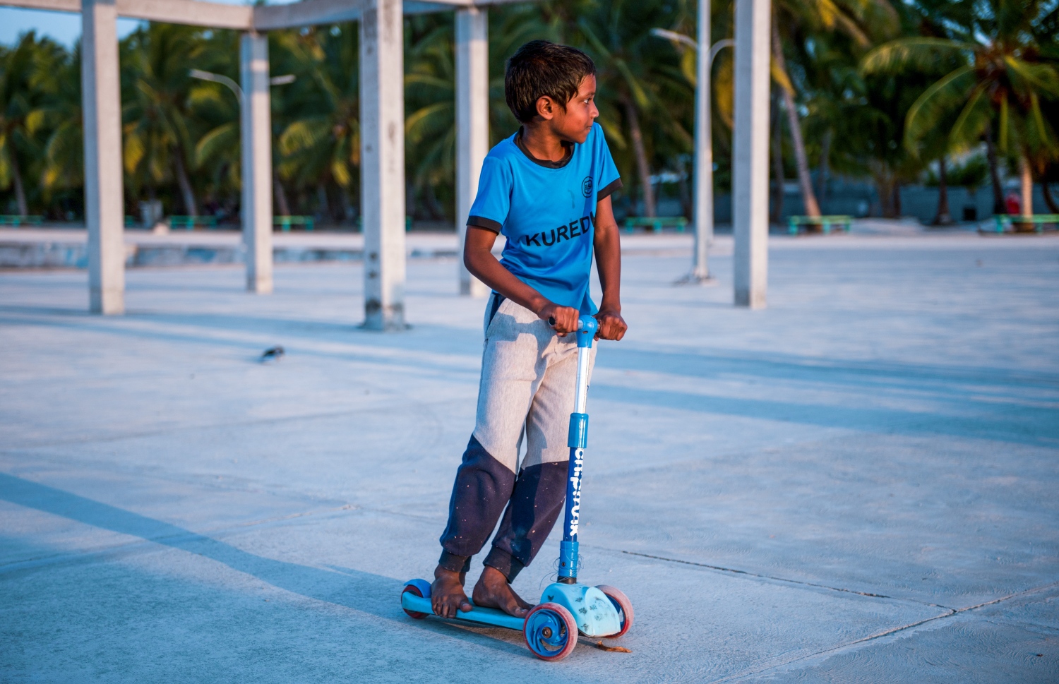 ކުޑަ ކުއްޖަކު ސްކޭޓް ކުރަނީ: ދަރަނބޫދު އަކީ މީސްކޮޅު މަދު ރަށެއް. ރަށުގެ އަމާންކަމާއި ހިތްގައިމު ކަމުގައި މި ކުދިން މިހެން ކޮންމެ ދުވަހަކުހެން ވެސް ބަނދަރު ސަރަހައްދަށް ނުކުމެ ކުޅެލައި ހަދާ -- ފޮޓޯ: ވިޝާހު ޒަރީރު/ މިހާރު