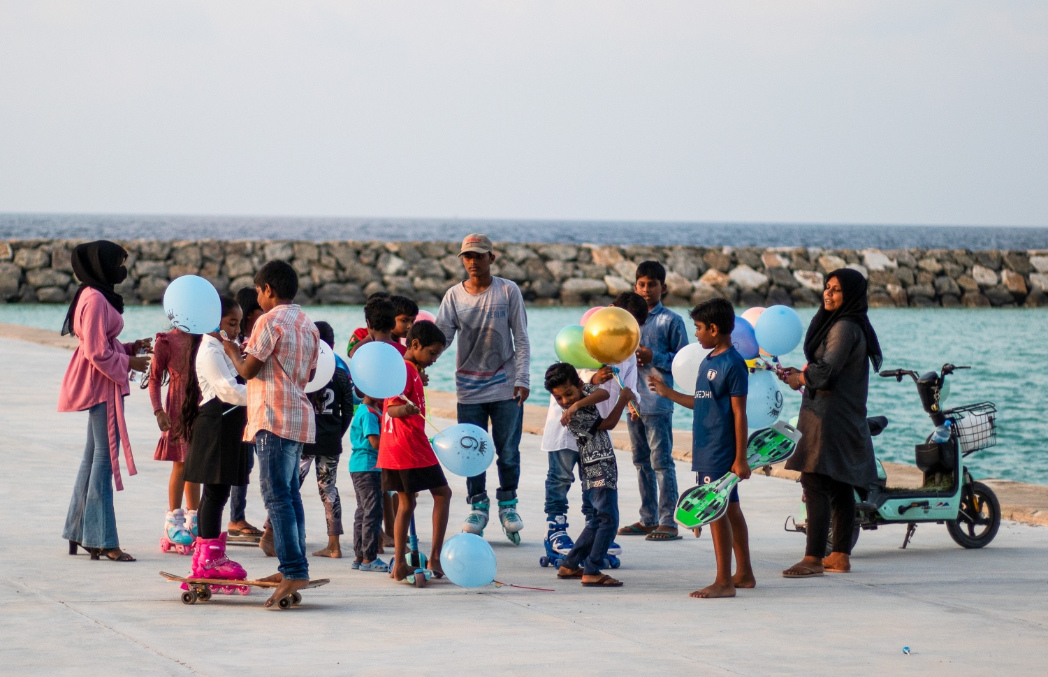 ދަރަނބޫދު އަކީ ދިރިއުޅޭ އާބާދީގައި 500 ވަރަކަށް މީހުން ދިރިއުޅޭ ރަށެއް. ރަށުގެ އާބާދީ ކުޑަޔަސް މި ރަށަކީ ހިތް ފަސޭހަ ރަށެއް. އެކަށީގެންވާ ރަނގަޅު ތައުލީމެއް ލިބޭ ރަށެއް. -- ފޮޓޯ: ވިޝާހު ޒަރީރު/ މިހާރު