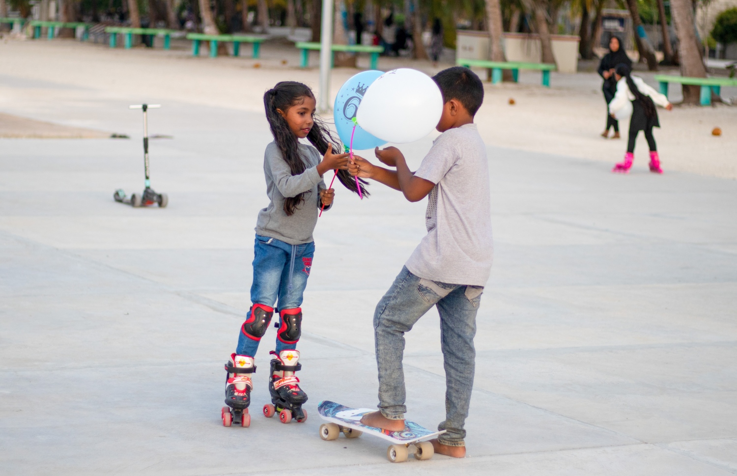 ދަރަނބޫދޫގައި ދެ ކުއްޖަކު ސްކޭޓް ކުރަނީ: މި ރަށަށް މިހާރު ބޭނުންވާ އެންމެ މުހިންމު ކަމަކީ އާބާދީ ރަށުގައި ހިފެހެއްޓުން. ރަށުގެ ތަރައްގީ އަށް ވެސް އެއީ ވަރަށް މުހިންމު ކަމެއް ކަމަށް ރަށު ކައުންސިލުން ދެކޭ. އާބާދީ ބޮޑުވުމަކީ ރަށް ތަރައްގީ ކުރަން ކޮންމެހެން ވެސް ކުރަން ޖެހިފައިވާ ކަމެއް. އެހެންވެ ކައުންސިލުން މިހާރު އަންނަނީ ބޮޑުވަމުން އަންނަ ޖީލު ރަށުގައި ދިރިއުޅެވޭނެ ގޮތްތަކެއް ބަލަމުން -- ފޮޓޯ: ވިޝާހު ޒަރީރު/ މިހާރު