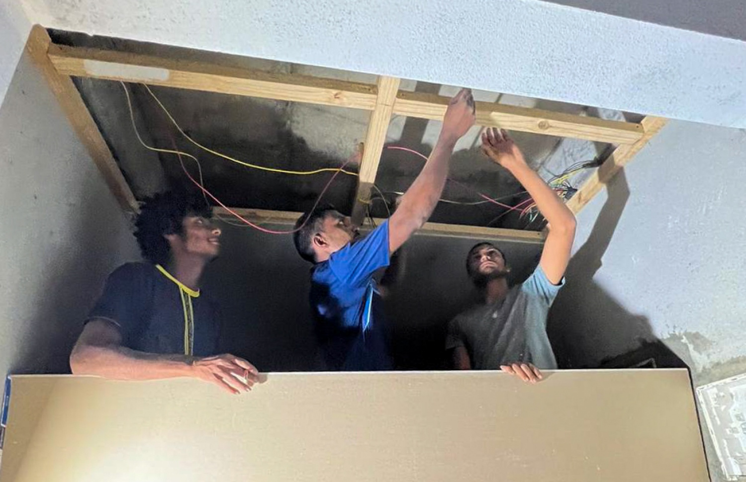 ސީސައިޑް ގެސްޓް ހައުސް އިމާރާތްކުރުމުގެ މަސައްކަތުގައި ތިން މީހުން