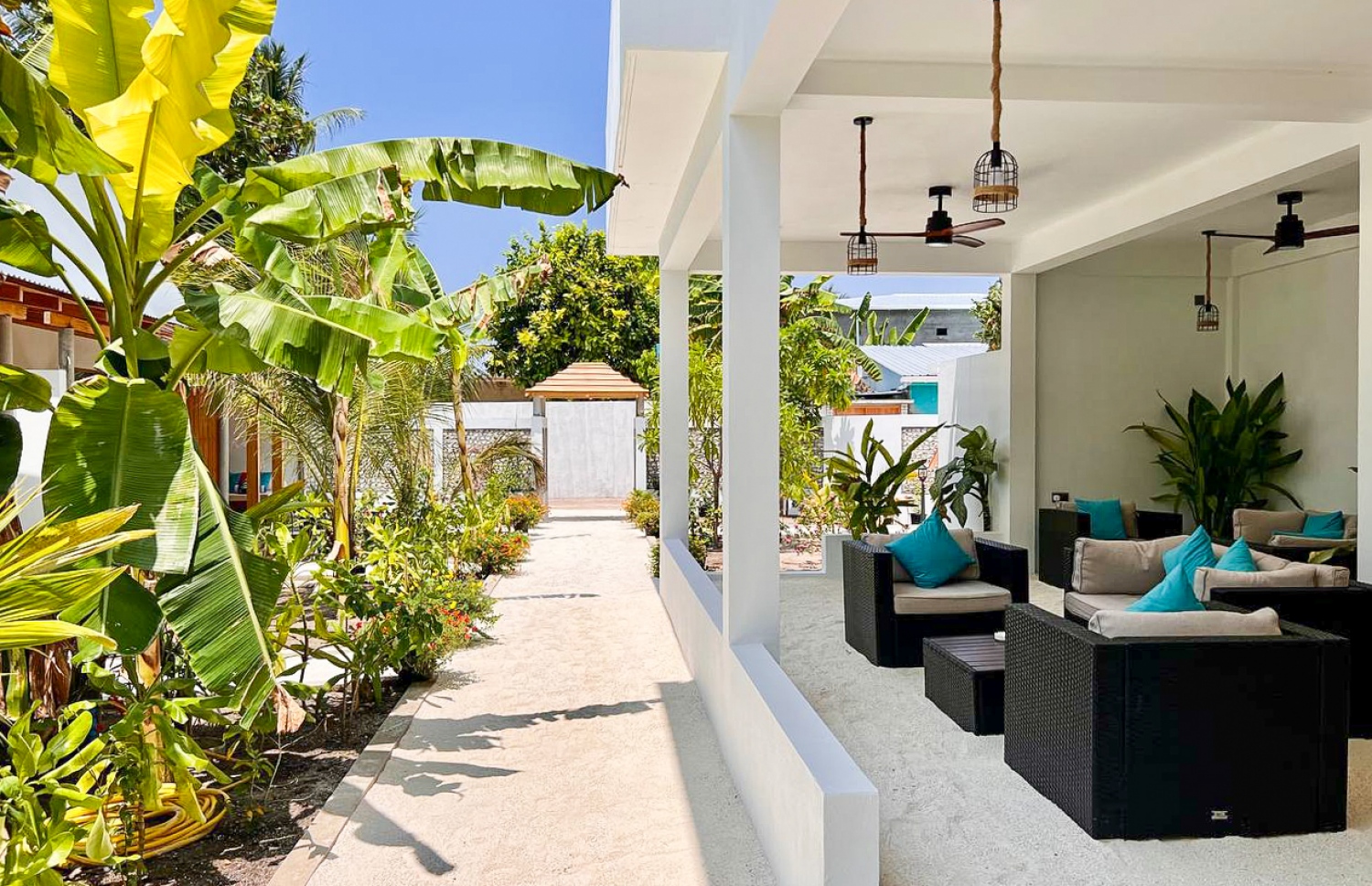 ސީސައިޑް ދިގު ރަށް ގެސްޓް ހައުސް: މިއީ ތިން މީހުން ކުޑައިރުއްސުރެން ގެންގުޅުނު ވިސްނުމެއް.