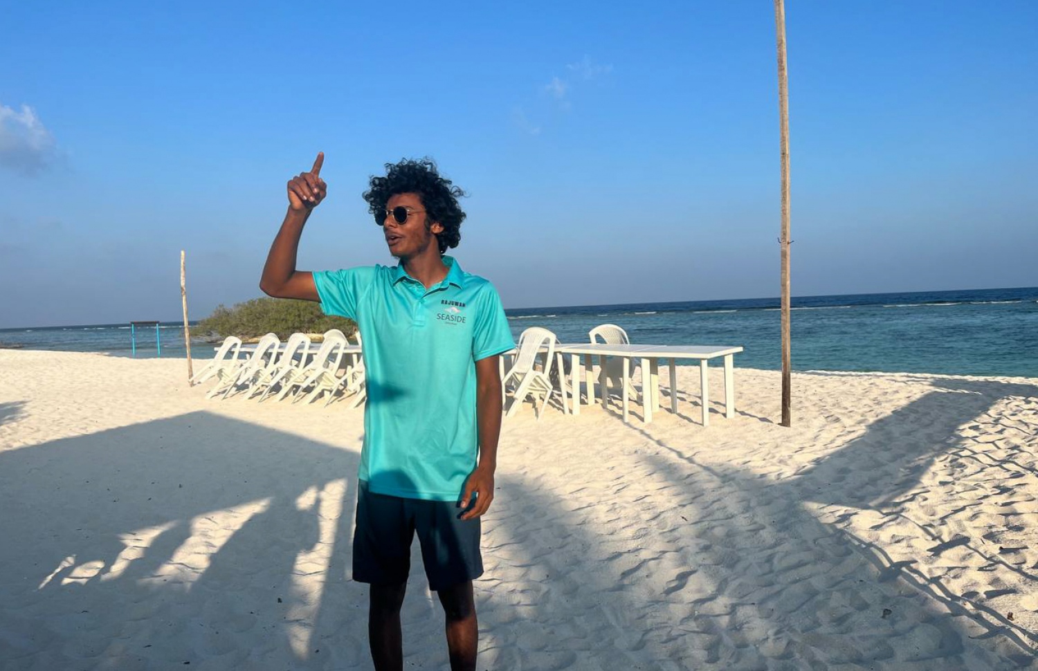 ރަޖުވާން: އޭނާ ދެކޭ ގޮތުގައި ޒުވާންއިރު އަމިއްލަ ފައި މައްޗަށް ތެދުވަންޖެހޭ.