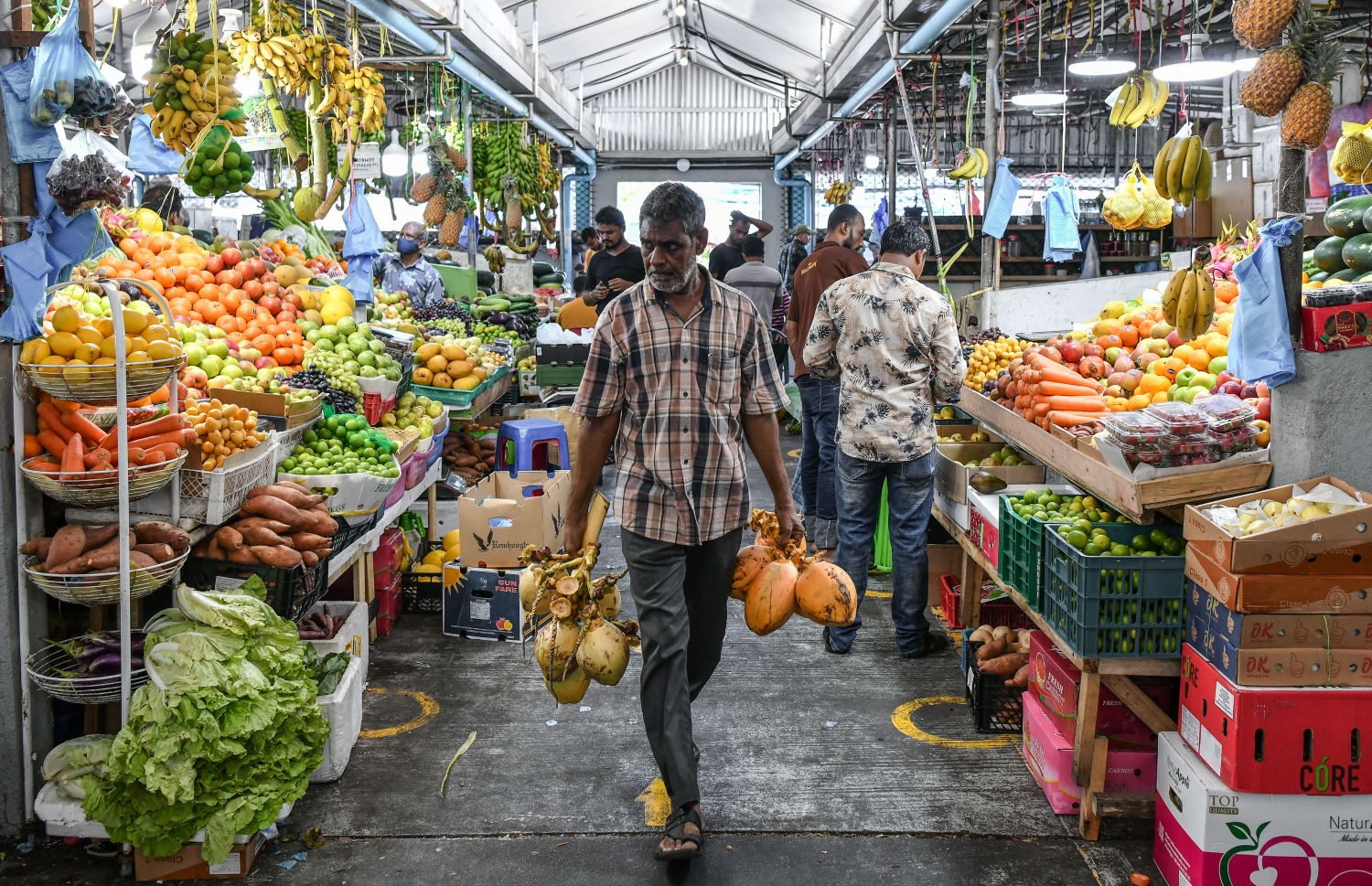 މާލޭގެ މާރުކޭޓަކުން ކުރުނބާ ގަނެގެން މީހަކު ނިކުންނަނީ.--  ފޮޓޯ: މިހާރު