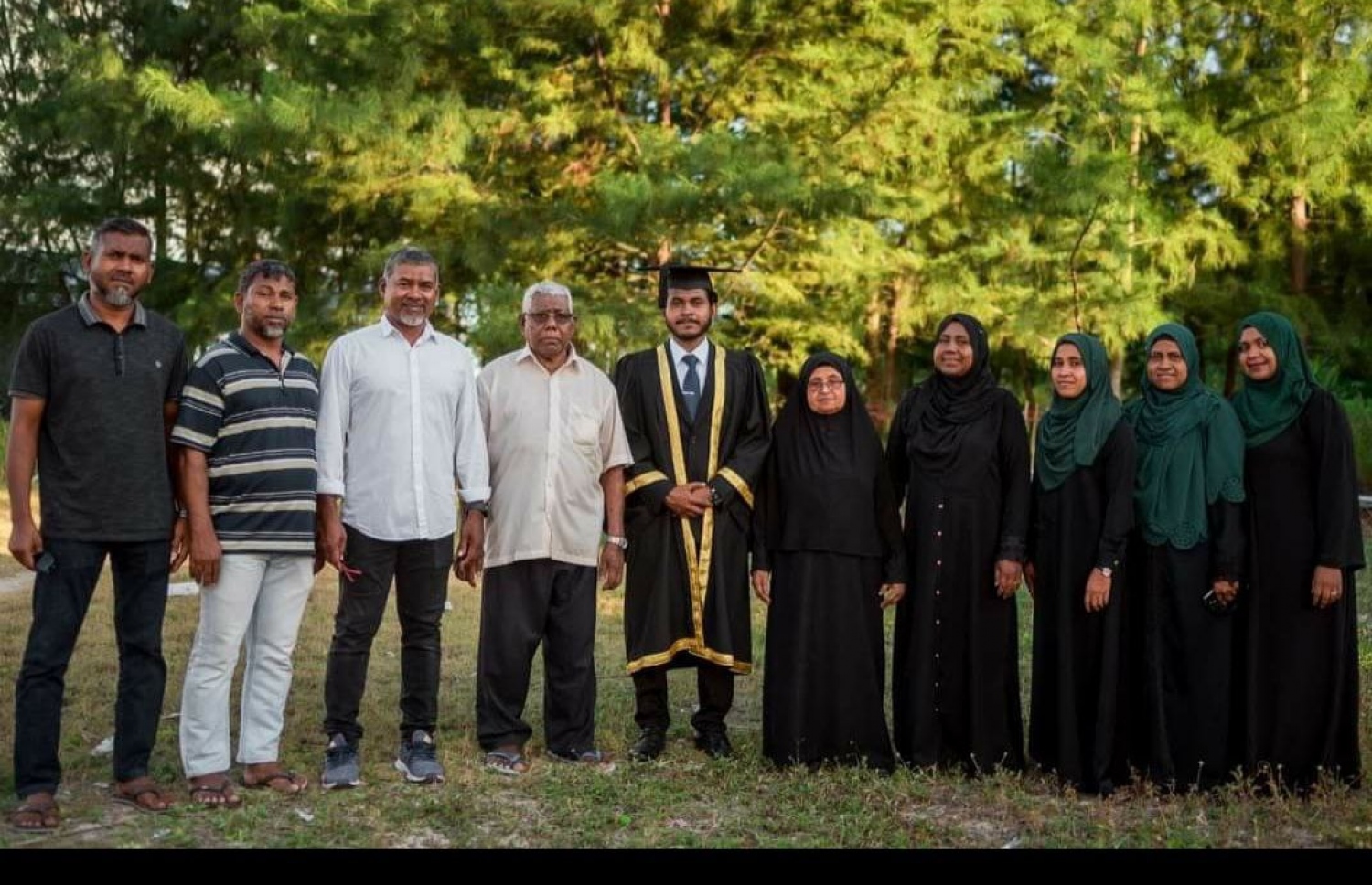 ރައިހާނާ އާއި ހުސެއިން، އަދި އެ މީހުންގެ ހަގު ދަރިފުޅު ]މެދުގައި[އާ އެކު، އާއިލާ ފޮޓޯއަކަށް ހުއްޓިލައިގެން.