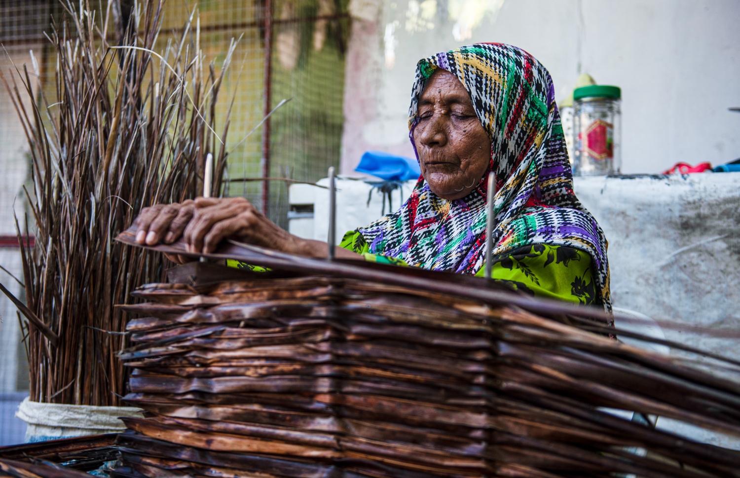 މަރިޔަމް ބުނާ ގޮތުން މިއީ އޭނާ ދޫކޮށްލާނެ މަސައްކަތެއް ނޫން. އެކަމަކު އޭނާ ބުނާ ގޮތުން މިއީ ވަރަށް ކެތްތެރިވެގެން ނޫނީ ނުކުރެވޭނެ ވެސް މަސައްކަތެއް. އުމުރުގެ ހުރިހާ ދުވަހަކުހެން ކުރި މި މަސައްކަތް، އާމްދަނީ ލިބޭހާ ދުވަހަކު އޭނާ ކުރާނެ -- ފޮޓޯ: ވިޝާހް ޒަރީރު/ މިހާރު