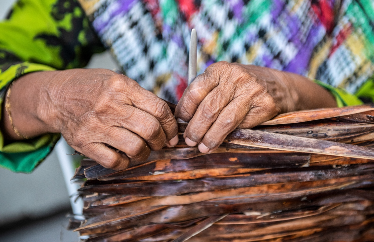 ގިނަ ދުވަސް ދުވަހު ފަތިސް ނަމާދުން ފައިބައިގެން، ހަމަޖެހިލައިގެން މަރިޔަމް މި މަސައްކަތް ފަށާ. މިކަން ނުކުރާ ދުވަހެއްގައި ވެސް އޭނާ ކޮންމެވެސް އެހެން ކަމެއްގެ ތެރޭގައި އުޅޭނެ. މަރިޔަމް ބުނާ ގޮތުން އޭނާ އަކީ ފަރުމަހަށް ވެސް ދާ މީހެއް -- ފޮޓޯ: ވިޝާހު ޒަރީރު/ މިހާރު