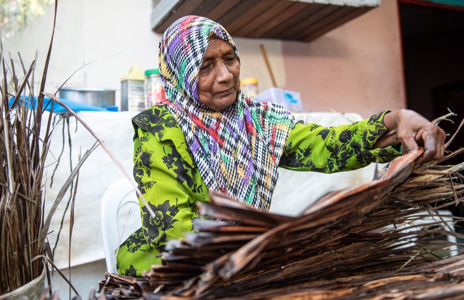 މަރިޔަމް ދުވާލަކު، 16 ފޫޓުގެ ދިގުމިނުގެ ތިން ބޮނޑި ފަންގި ހަދާ. އޭނާ ބުނާ ގޮތުން މައްސަލައަކީ، ރީތި ފަން ނުލިބުން. އެހެންވެ އެހެން ބައެއް ރަށްރަށުން ވެސް ފަން ހޯދަން ޖެހޭ. މި ރަށުގެ ގިނަ މީހުން ފަން ހޯދަން ދަނީ ކައިރީގައި އޮތް ފަޅުރަށް ހިމިއްޗަށް -- ފޮޓޯ: ވިޝާހު ޒަރީރު/ މިހާރު