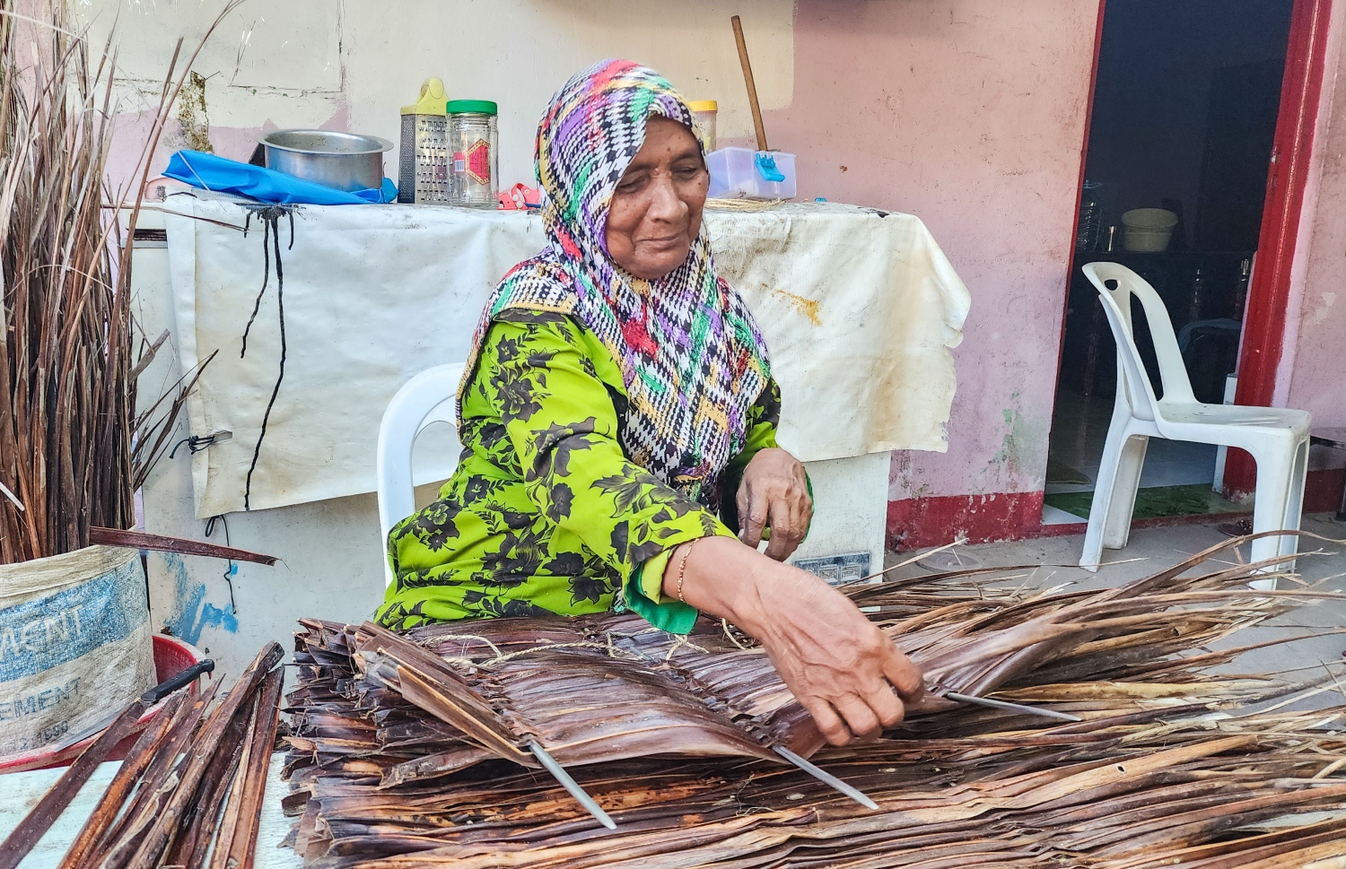 މަރިޔަމް ބުނާ ގޮތުން އޭނާގެ މަންމަ ވެސް އެ މަސައްކަތް ކުރި. މިހާރު އުމުރުން 64 އަހަރުގެ މަރިޔަމްގެ އުމުރުން 14 އަހަރުން ފެށިގެން ފަންގިވިންނަމުން ދޭ. އޭނާ ބުނާ ގޮތުން ފިރިމީހާ ކަންނެލީގެ މަސްވެރިކަމުގައި އުޅޭ އިރު، ގޭގައި އޭނާ އިންނަނީ ވަރަށް ހަމަޖެހިލައިގެން ފަންގިވިންނަން -- ފޮޓޯ: ވިޝާހު ޒަރީރު/ މިހާރު