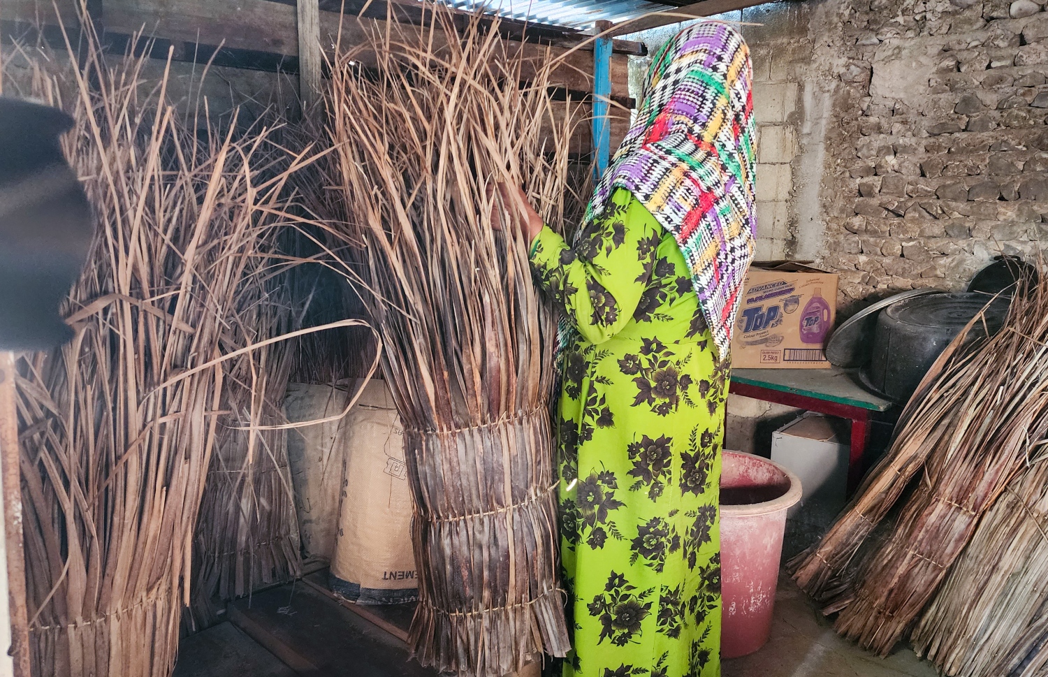 ފަން ބޮނޑިތައް ވިނުމަށް ފަހު އެ ހުރިހާ ފަންބޮނޑިތައް ބަހައްޓަނީ އެ އެއްޗެހި ބަހައްޓަން ހިޔާކޮށްފައިވާ ކުޑަ ތަންކޮޅެއްގައި. އެ ތަންކޮޅުގައި މިހާރު ވެސް ވިއްކަން ބަހައްޓާފައި ހުރި ވަރަށް ގިނަ ފަން ބޮނޑި އެބަހުރި -- ފޮޓޯ: ވިޝާހު ޒަރީރު/ މިހާރު