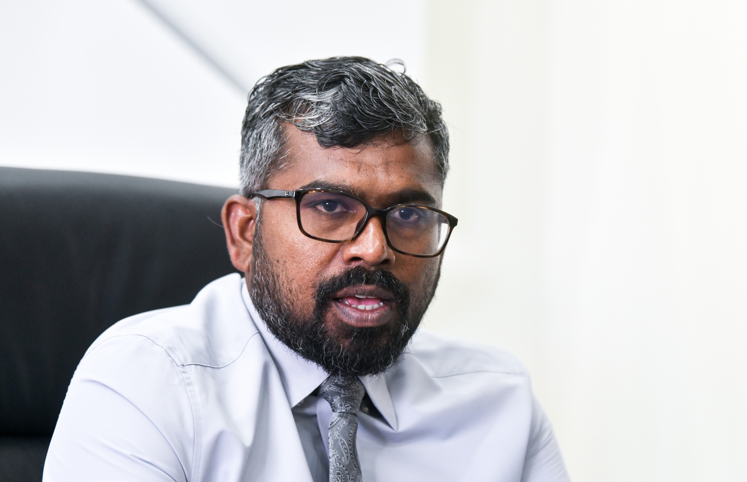 އާބަންކޯގެ އެމްޑީ އާތިފު "މިހާރު" އާ ވާހަކަދައްކަވަނީ: އޭނާ ވިދާޅުވީ، ތިލަފުށި ހިއްކޭ ވަރަކުން ބިން ގަތް ފަރާތްތަކަށް ބިން ހަވާލު ކުރާނެ ކަމަށް-- ފޮޓޯ: ފަޔާޒް މޫސާ/ މިހާރު