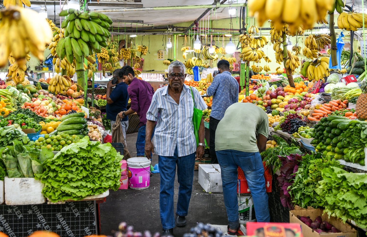 މަޖީދީމަގުގައި ހުންނަ މާރުކޭޓުގައި މިއަދު ހެނދުނު މީހުން ވިޔަފާރިކުރަނީ. -- ފޮޓޯ: ފަޔާޒް މޫސާ/މިހާރު