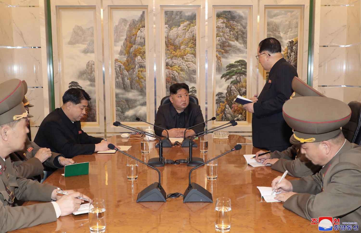 މާޗް 27، 2023؛ އުތުރު ކޮރެއާގައި އުފައްދާފައި ހުރި ނިއުކްލިއާ ވޯހެޑްތައް ރައްކާކޮށްފައި ހުރި މަރުކަޒަށް، އެ ގައުމުގެ ރައީސް ކިމް ޖޮން އުން ޒިޔާރަތް ކުރައްވައި އެ ތަނުގެ އިސް ވެރިންނާ ބައްދަލު ކުރައްވަނީ. --އޭއެފްޕީ