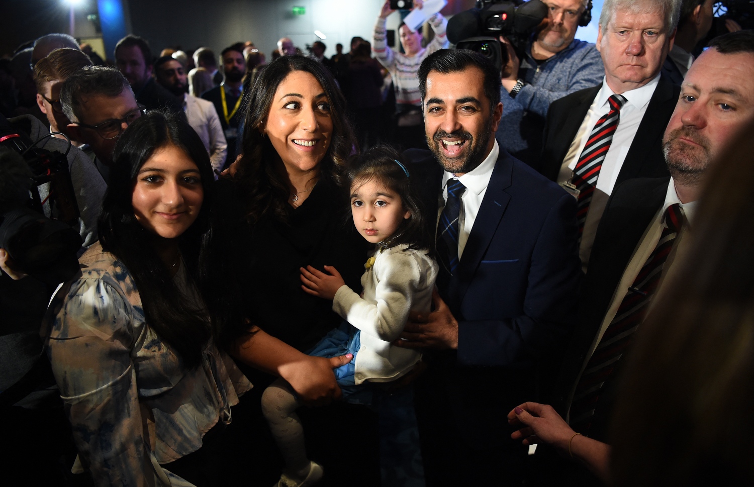 މާޗް 27، 2023؛ ސްކޮޓްލޭންޑްގެ ވެރިކަން ކުރާ ސްކޮޓިޝް ނޭޝަނަލް ޕާޓީގެ ލީޑަރުގެ މަގާމަށް އިއްތިހާބުވި ހަމްޒާ ޔޫސުފް އޭނާގެ އަނބިކަނބަލުންނާއި ދަރިކަނބަލުންނާއި ބައެއް ސަޕޯޓަރުންނާ އެކު. -- އޭއެފްޕީ