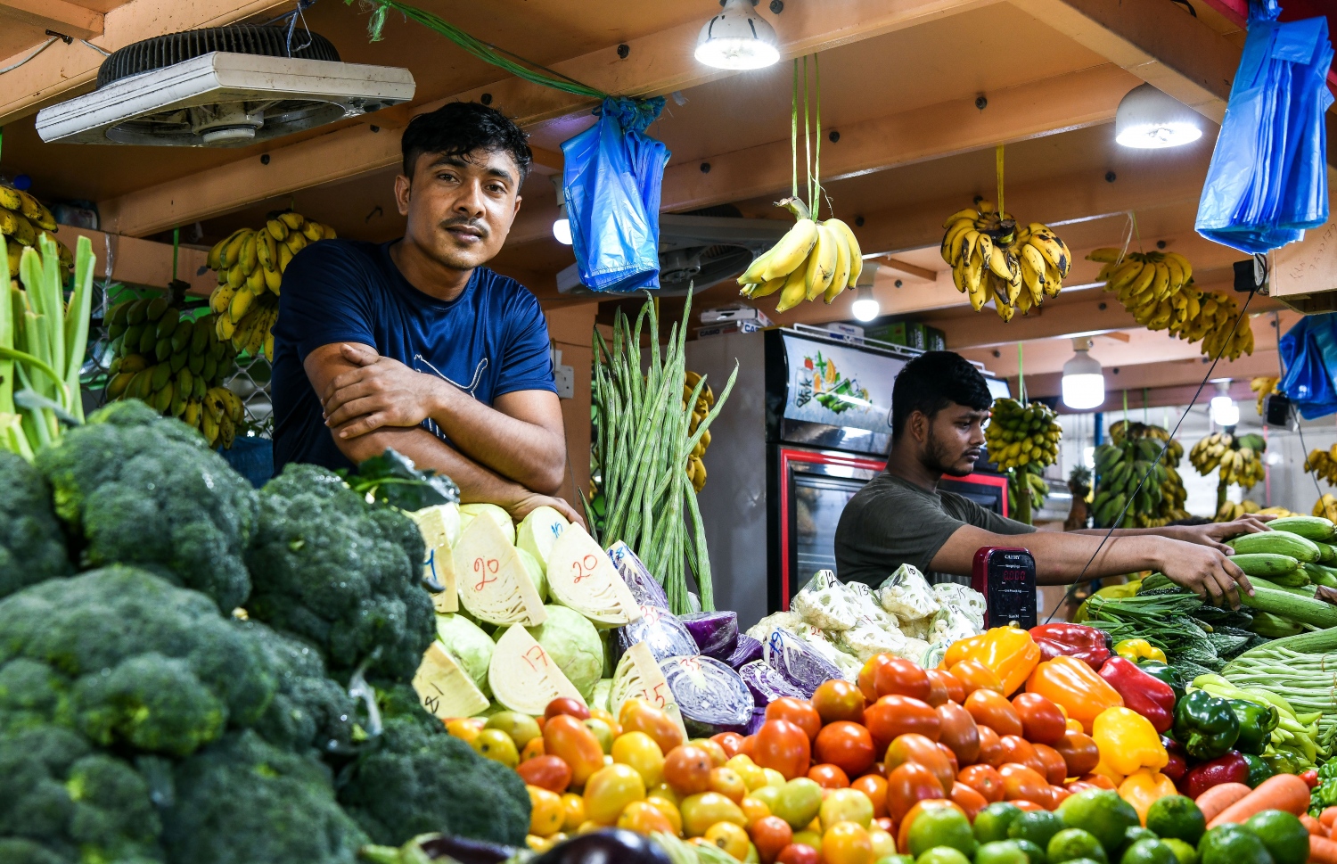ރާއްޖޭގައި އުޅޭ ބިދޭސީ މަސައްކަތްތެރިން މާލޭގެ މާރުކޭޓެއްގައި.-- ފޮޓޯ: މިހާރު
