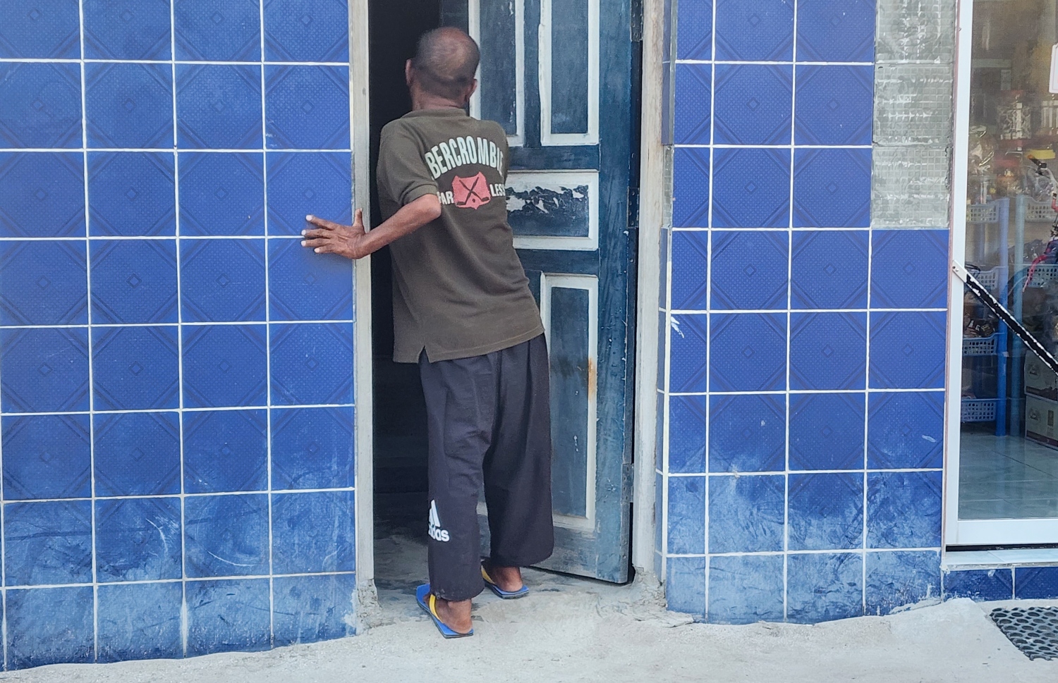 ހަސަން ގެއަށް ވަންނަނީ -- ފޮޓޯ: މިހާރު