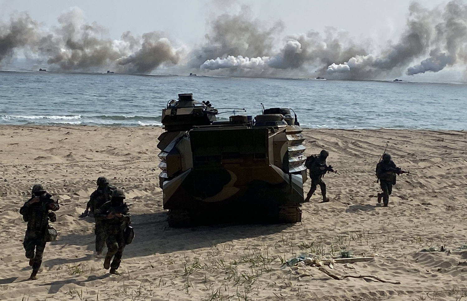 އެމެރިކާ ސިފައިންނާއި ދެކުނު ކޮރެއާ ސިފައިން ގުޅިގެން ބާއްވާ އަސްކަރީ ތަމްރީންތަކުގައި ދެކުނު ކޮރެއާ ސިފައިންގެ ބަޔަކު ކަނޑުމަތީ އުޅަނދެއްގައި އައިސް އެއްގަމަށް ފައިބަނީ.. --އޭއެފްޕީ