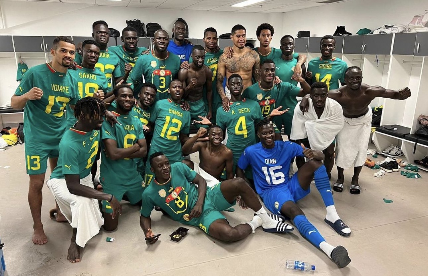 ސެނެގާލް ކޮލިފައި ވުމަށް ފަހު ޓީމު ކުޅުންތެރިން ޗޭންޖިން ރޫމުގައި އުފާފާޅު ކުރަނީ.-- ފޮޓޯ: ސެނެގާލް އެފްއޭ