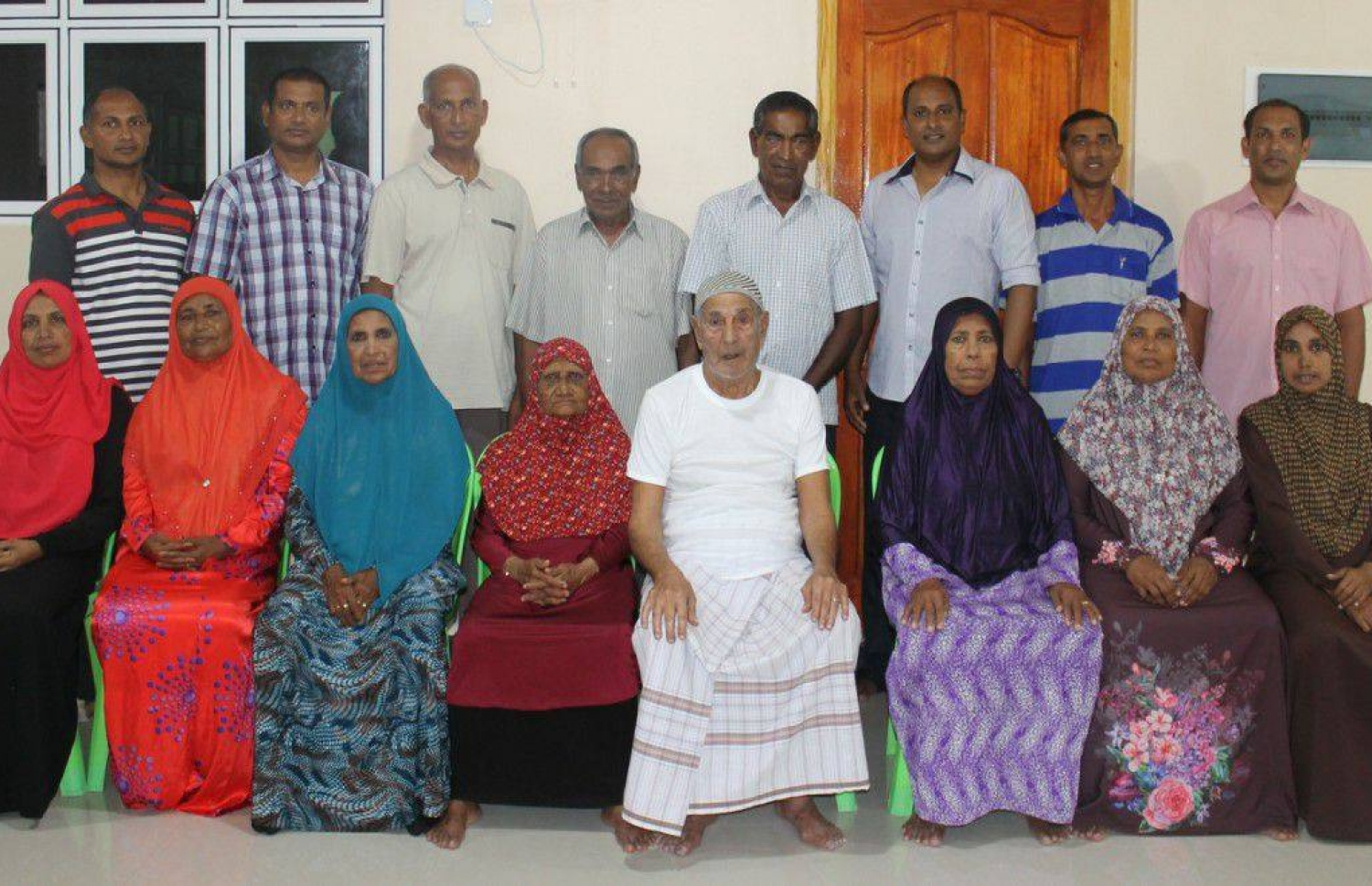 އުމްނިއްޔާ އޭނާގެ މަންމަ އާއި ބައްޕަ އަދި އާއިލާއާ އެކު