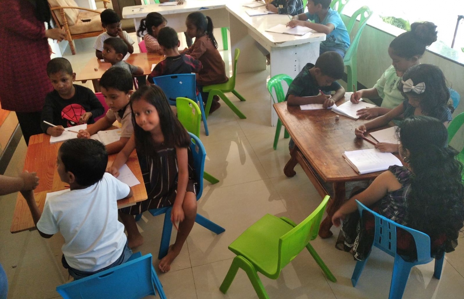 އުމްނިއްޔާގެ ޓިއުޝަން ދަރިވަރުން ކިޔަވަނީ