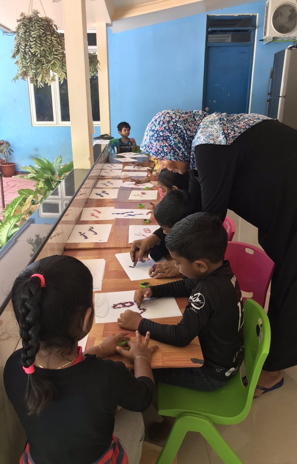 އުމްނިޔާ، އޭނާގެ ގޭގައި ޓިއުޝަން ދެނީ