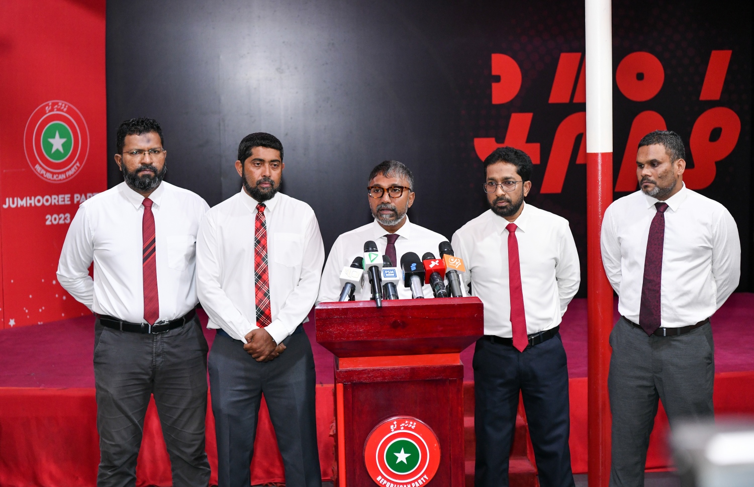 ޖުމްހޫރީ ޕާޓީން މިރޭ ބޭއްވި ނޫސްވެރިންގެ ބައްދަލުވުމުގައި އެ ޕާޓީގެ ލީޑާޝިޕްގެ އިސްވެރިން ބައިވެރިވަނީ-- ފޮޓޯ: ނިޝާން އަލީ/ މިހާރު
