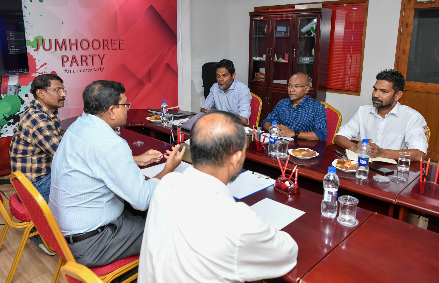 ޖުމްހޫރީ ޕާޓީގެ އިސްވެރިންނާ އެކު ނަޝީދުގެ މަންދޫބުން ކޯލިޝަން ހެދުމުގެ މަޝްވަރާތައް ކުރައްވަނީ-- ފޮޓޯ: ނިޝާން އަލީ/ މިހާރު