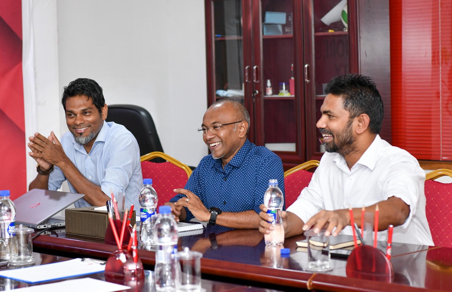 ޖުމްހޫރީ ޕާޓީގެ އިސްވެރިންނާ އެކު ކޯލިޝަން ހެދުމުގެ މަޝްވަރާތައް ކުރައްވަނީ-- ފޮޓޯ: ނިޝާން އަލީ | މިހާރު