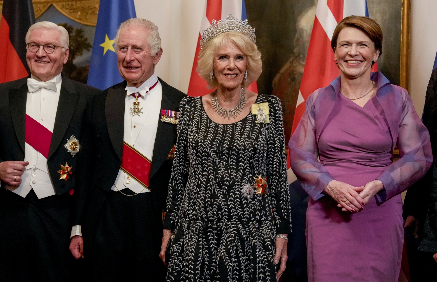 މާޗް 29، 2023؛ (ވ-ކ) ޖަރުމަން ވިލާތުގެ ރައީސް ފްރެންކް-ވޯލްޓާ ސްޓެއިންމިއާ، އިނގިރޭސި ރަސްގެފާނު ޗާލްސް އާއި އަނބިކަނބަލުން ރާނީ ކެމީލާ އަދި ޖަރުމަން ވިލާތުގެ ރައީސްގެ އަނބިކަނބަލުން އެލްކް ބޫދެންބެންދާ ފޮޓޯއަކަށް ހުއްޓިވަޑައިގެން. --އޭއެފްޕީ