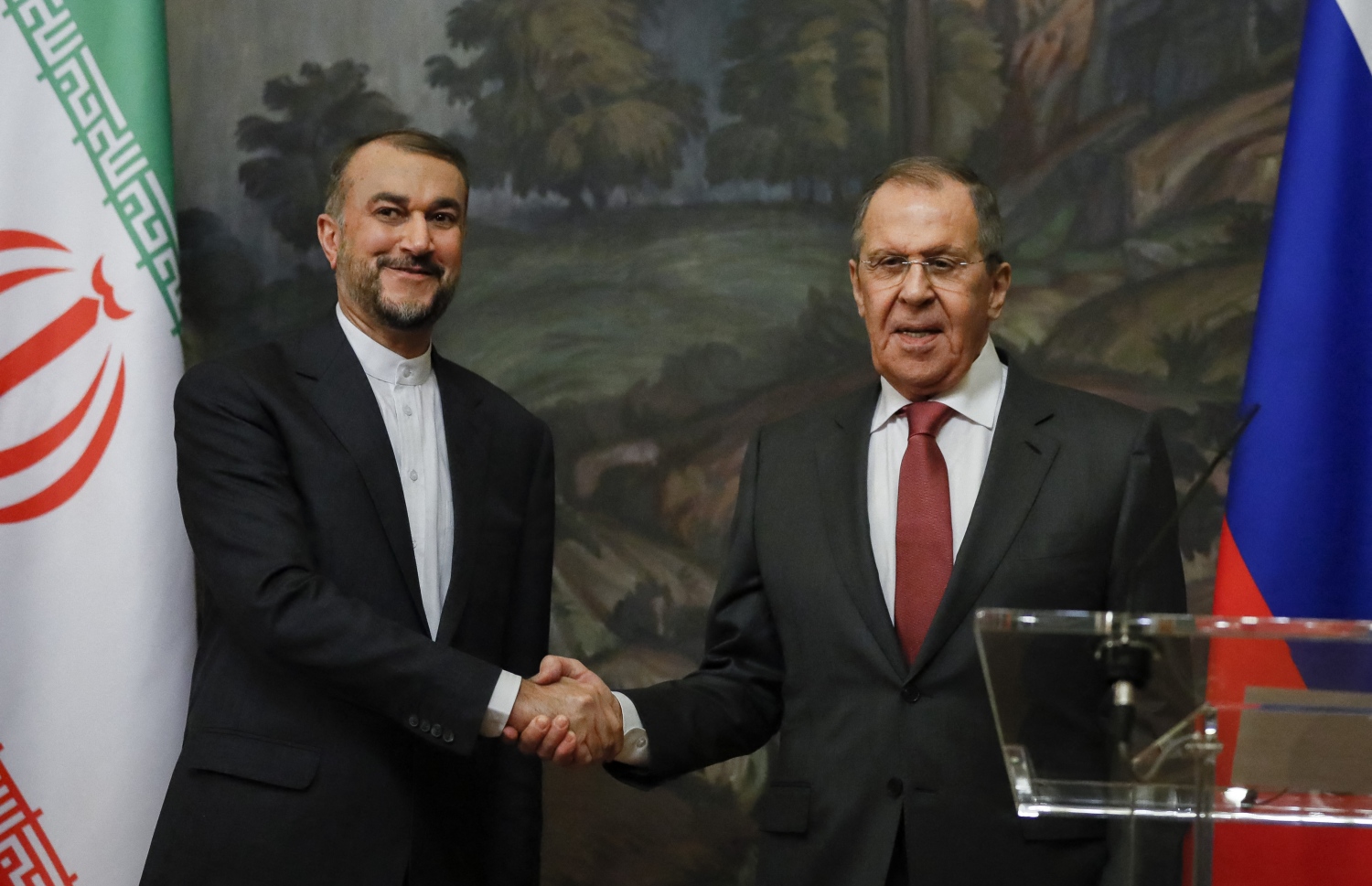 މާޗް 29، 2023؛ އީރާންގެ ޚާރިޖީ ވަޒީރު ހުސައިން އާމިރު އަބްދުﷲއާން (ވ) ރަޝިިޔާގެ ވެރިރަށް މޮސްކޯގައި އެ ގައުމުގެ ޚާރިޖީ ވަޒީރު ސަރްގޭ ލަވްރޯވްއާ ބައްދަލުކުރައްވަނީ. --އޭއެފްޕީ