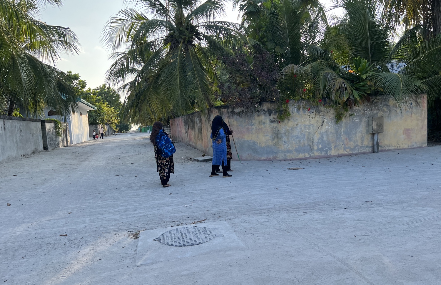 އދ. މަންދޫ މަގުމަތީގައި ބަޔަކު މަޑުކޮށްލައިގެން: މީހުންކޮޅު މަދު، ހިތްފަސޭހަ ރަށެއް. -- ފޮޓޯ | މިހާރު