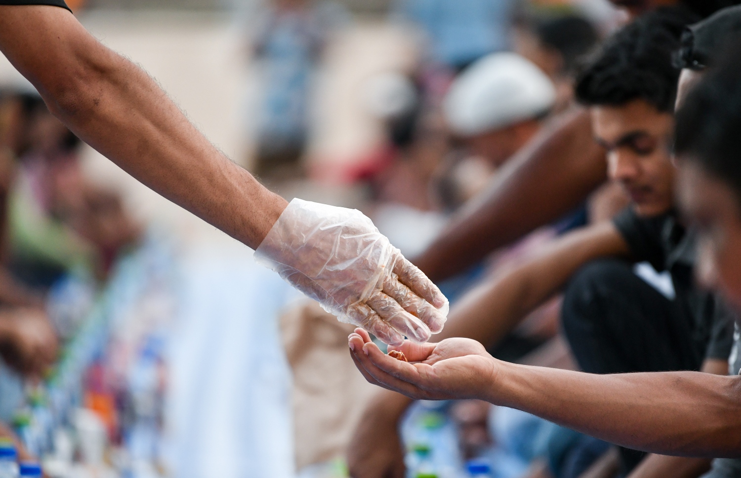 މާލޭގެ މިސްކިތެއްގައި ރޯދަ ވީއްލަން ދިޔަ ބަޔަކަށް ކަދުރު ބަހަނީ: މިސްކިތްތަކަށް ގިނައިން ރޯދަ ވީއްލަން ދަނީ ރާއްޖޭގައި މަސައްކަތްކުރާ ބިދޭސީން.--- ފޮޓޯ: ފަޔާޒު މޫސާ | މިހާރު