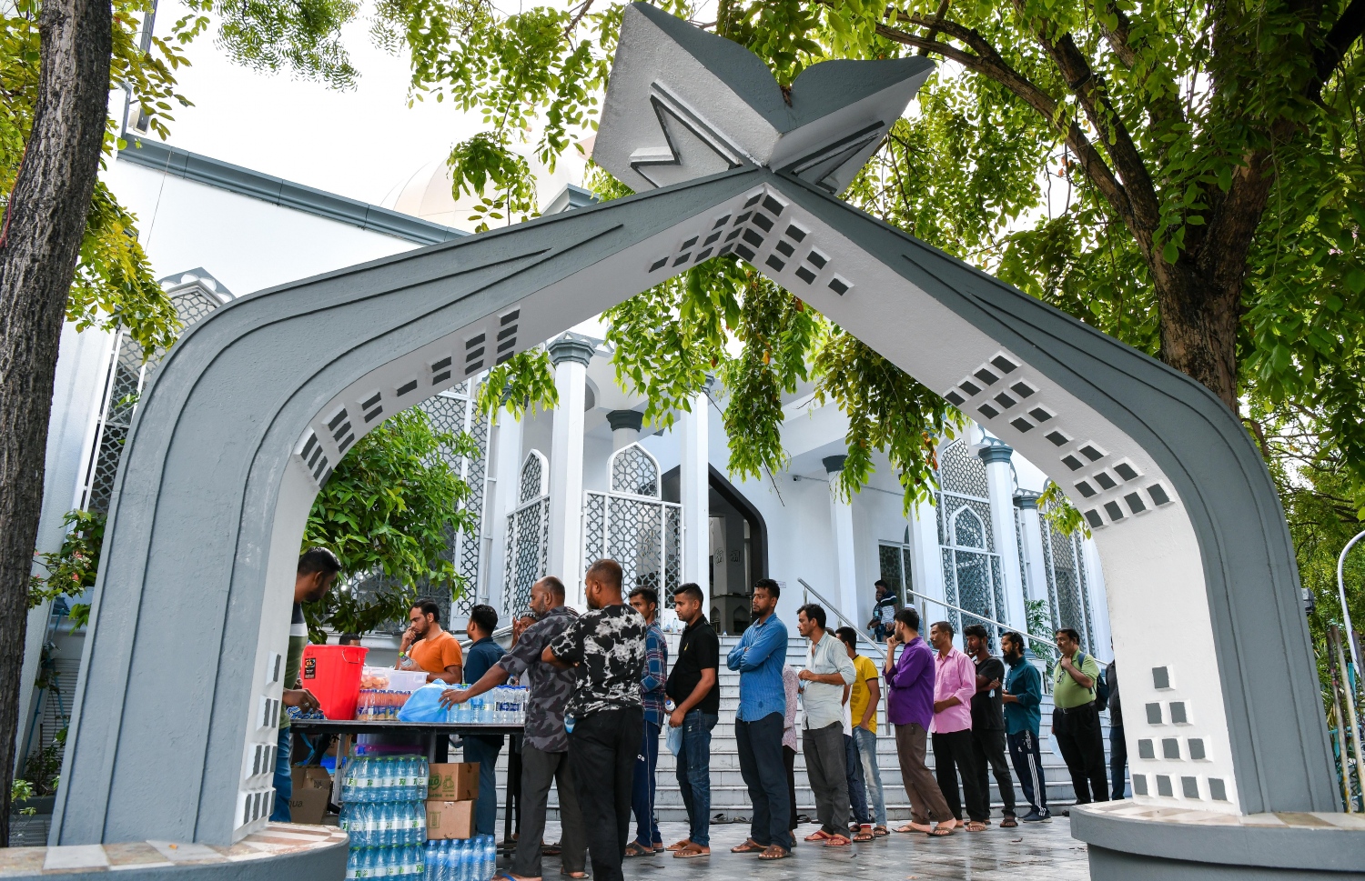 ވިޔަފާރިވެރިންގެ މިސްކިތުގެ ބޭރުގައި މީހުން ރޯދަ ވީއްލަން ކިޔޫ ހަދައިގެން.--- ފޮޓޯ: ނިޝާން އަލީ | މިހާރު