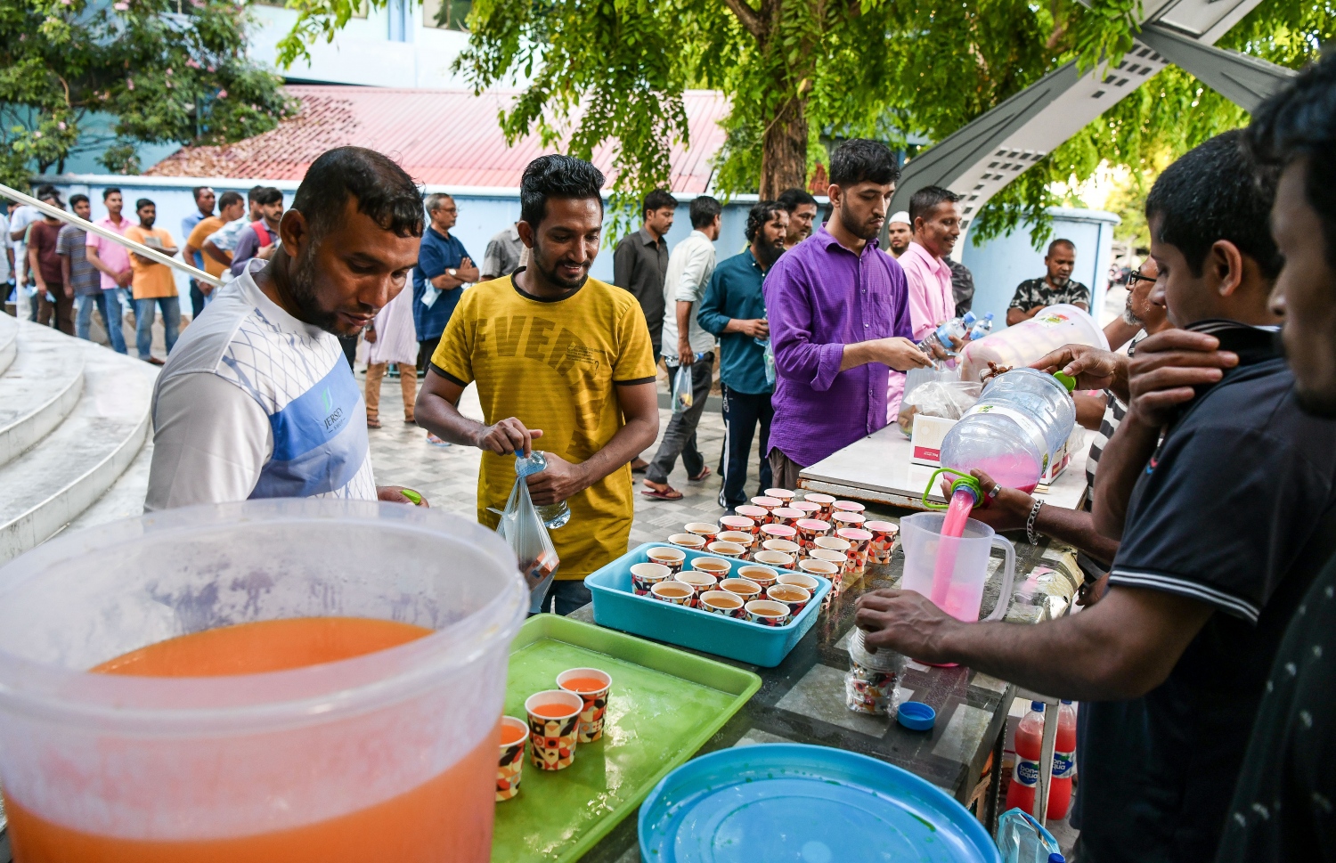 ރޯދަ ވީއްލަން މިސްކިތަކަށް ދިޔަ ބަޔަކަށް މިސްކިތުން ބައެއް ހެދިކާ އާއި ޖޫސް ބަހަނީ.--- ފޮޓޯ؛ ނިޝާން އަލީ | މިހާރު