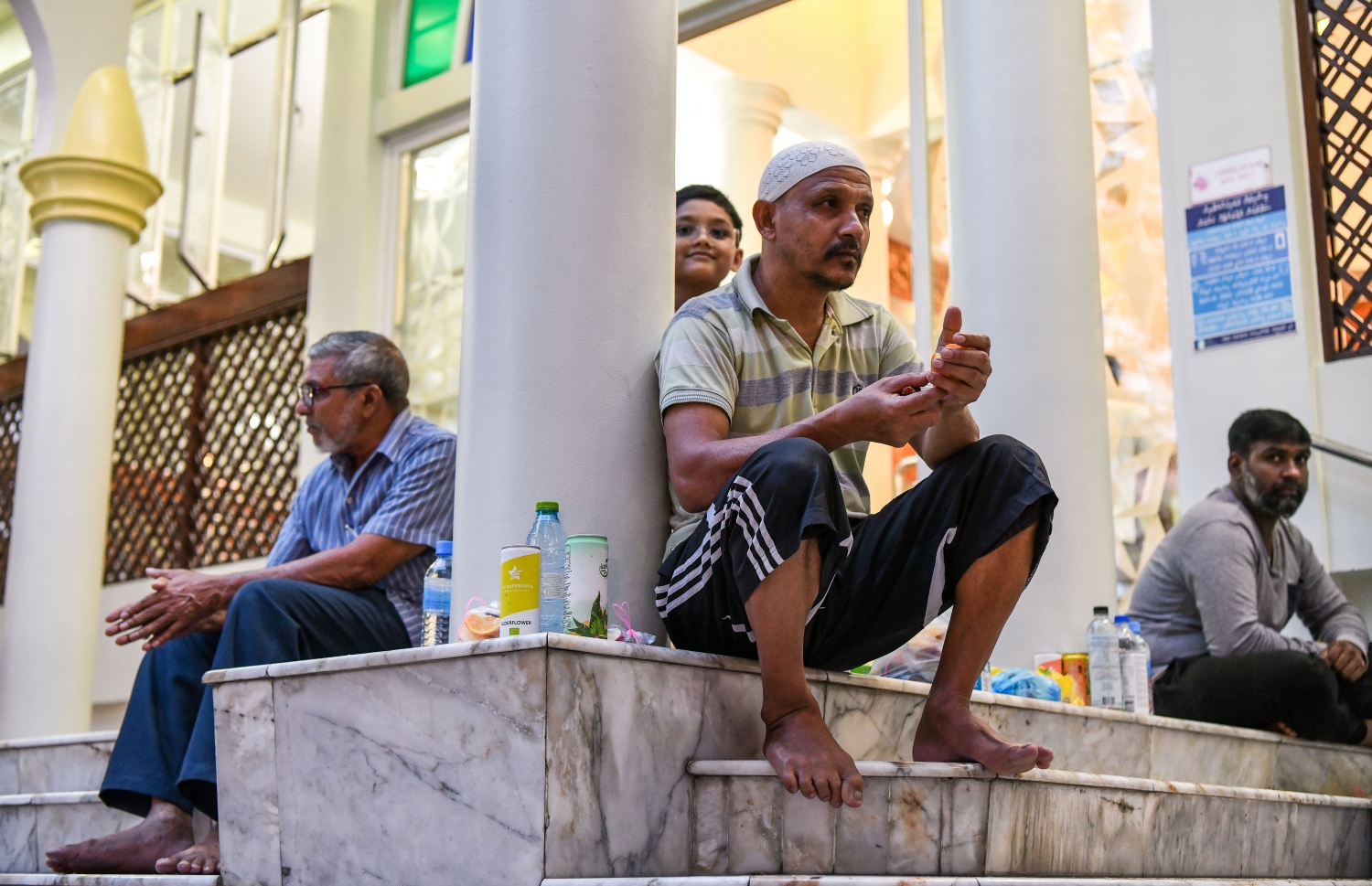 މަޣްރިބު ނަމާދަށް ބަންގި ގޮވާނެ ވަގުތެއްގެ އިންތިޒާރުގައި ރޯދަ ވީއްލާނެ ތަކެތި ހިފައިން ތޮއިބާ މިސްކިތުު ބޭރުގައި ބަޔަކު މަޑުކޮއްލައިގެން.--- ފޮޓޯ: ނިޝާން އަލީ | މިހާރު