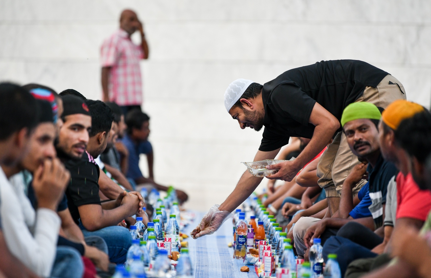 ސަލްމާން މިސްކިތަށް ރޯދަ ވީއްލަން ދިޔަ ބަޔަކަށް، މީހަކު ކަދުރު ބަހަނީ.--- ފޮޓޯ: ފަޔާޒު މޫސާ -- ފޮޓޯ: ފަޔާޒު މޫސާ | މިހާރު