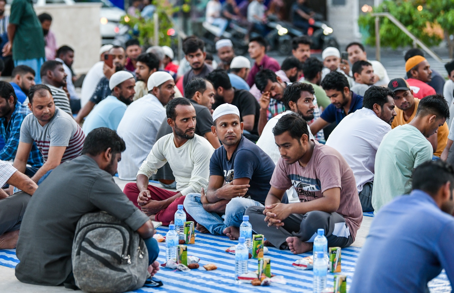 ރާއްޖޭގައި މަސައްކަތްކުރާ ގިނަ އަދަދެއްގެ ބިދޭސީ މަސައްކަތްތެރިން ސަލްމާން މިސްކިތުގެ ގޯތިތެރޭގައި ރޯދަ ވީއްލަން ތައްޔާރު ވެގެން.--- ފޮޓޯ: ފަޔާޒު މޫސާ | މިހާރު