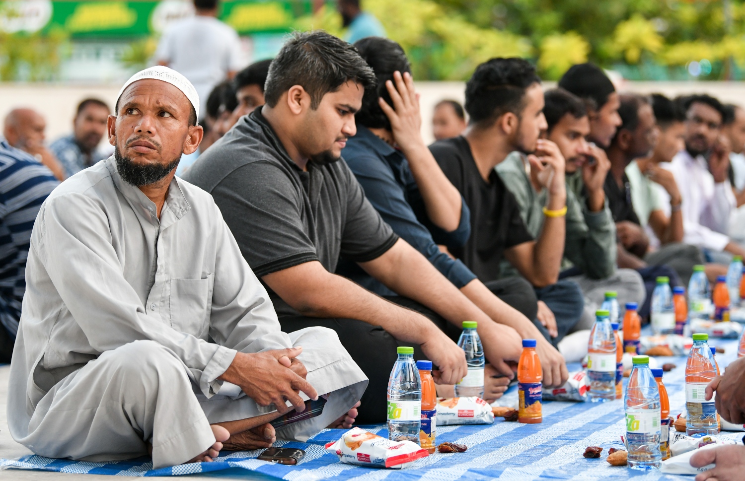 ރާއްޖޭގައި މަސައްކަތްކުރާ ގިނަ އަދަދެއްގެ ބިދޭސީ މަސައްކަތްތެރިން ސަލްމާން މިސްކިތުގެ ގޯތިތެރޭގައި ރޯދަ ވީއްލަން ތައްޔާރު ވެގެން.--- ފޮޓޯ: ފަޔާޒު މޫސާ | މިހާރު