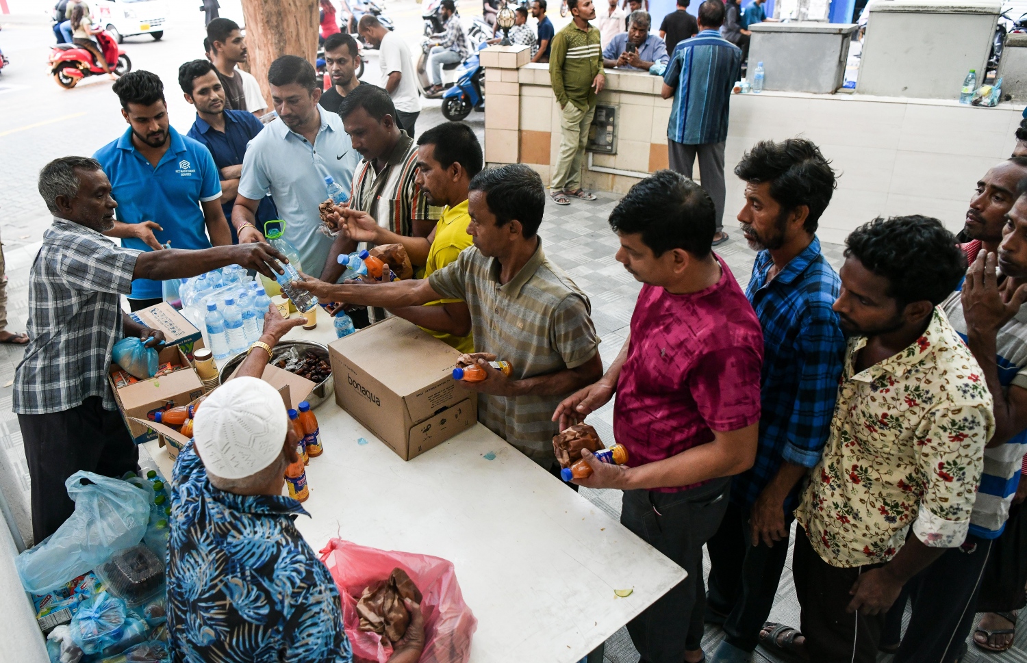 މިސްކިތެއްގައި ރޯދަވީއްލަން ތަކެތި ބަހަަނީ: ރޯދަ ވީއްލަން ބޭނުންވާ ކާބޯތަކެތި މިސްކިތްތަކަށް ހަދިޔާކުރަނީ ފިހާރަތަކުންނާއި ހެޔޮ އެދޭ އަމިއްލަ މީސްމީހުން.--- ފޮޓޯ: ފަޔާޒު މޫސާ | މިހާރު