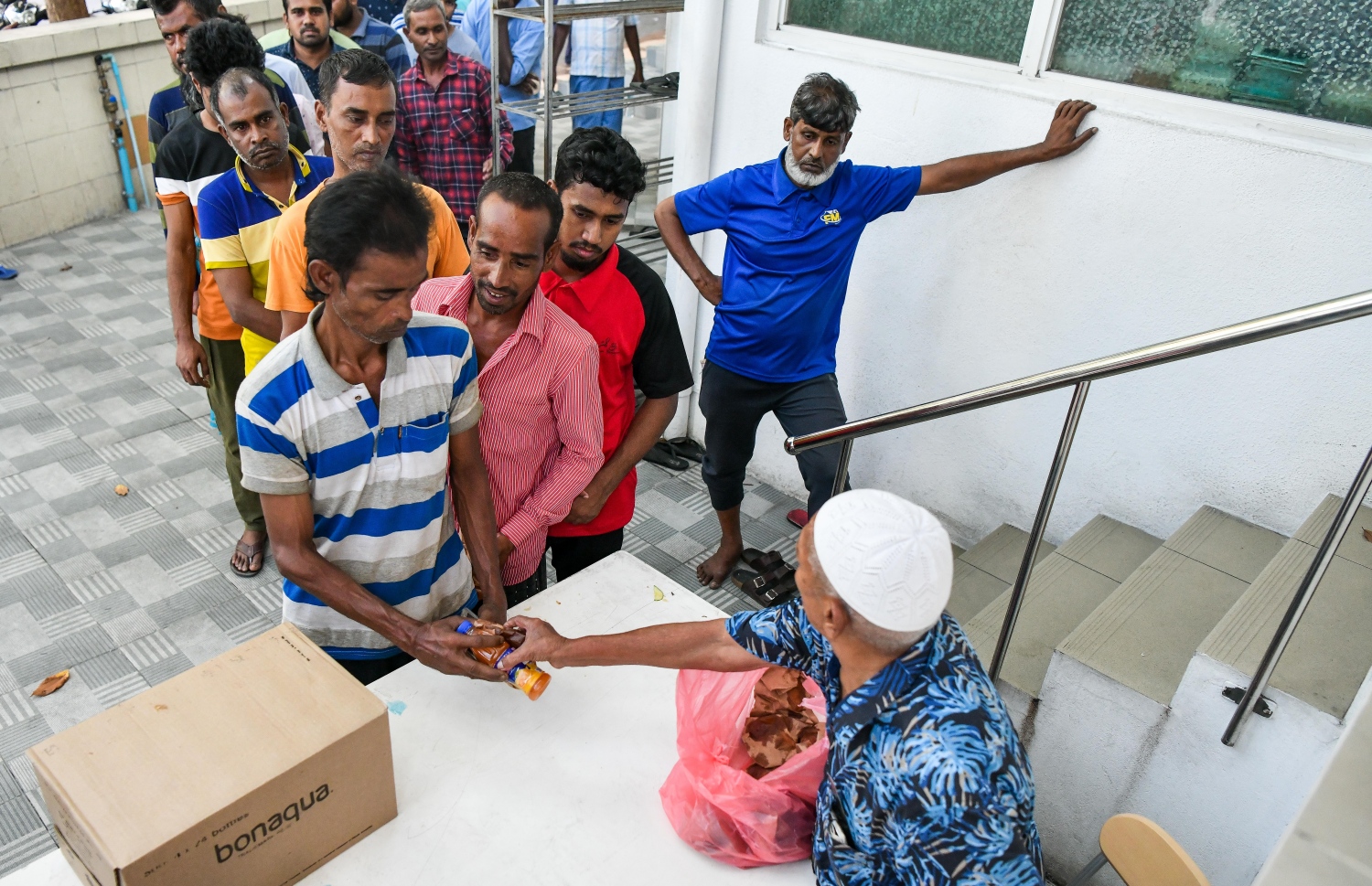 އިބްރާހީމީ މިސްކިތުގައި ރޯދަ ވީއްލަން ދިޔަ ބަޔަކަށް ކާބޯތަކެތި ބަހަނީ: މިސްކިތްތަކުގައި ގިނައިން ރޯދަ ވީއްލަނީ ބިދޭސީން.--- ފޮޓޯ: ފަޔާޒު މޫސާ | މިހާރު