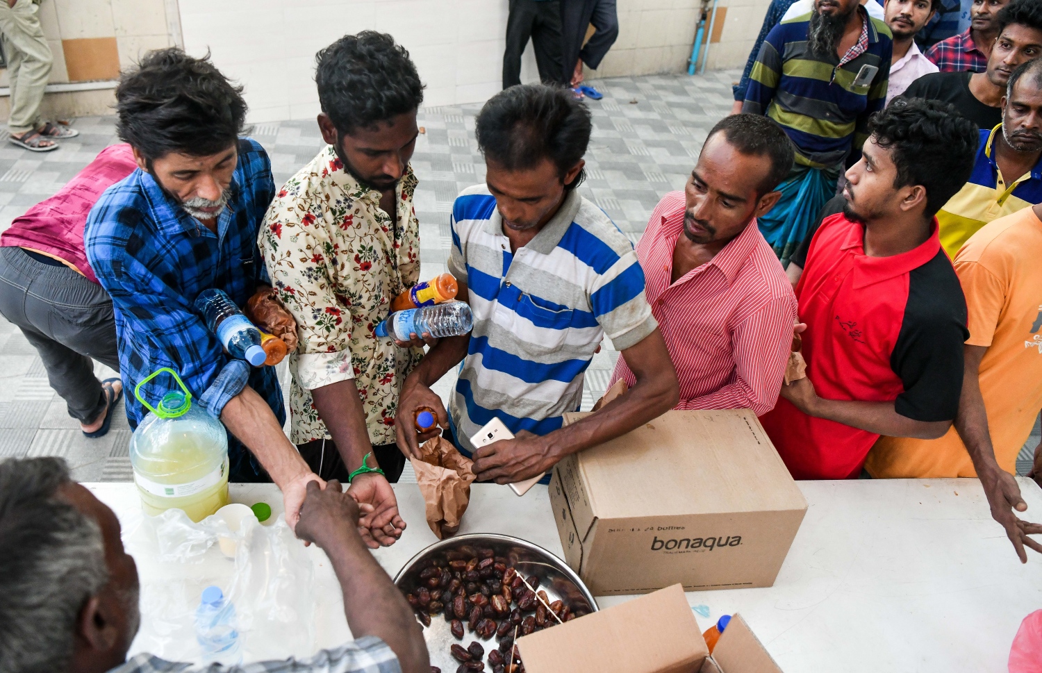 ރޯދަ ވީއްލަން މިސްކިތަކަށް ދިޔަ ބަޔަކަށް ކަދުރު ބަހަނީ.--- ފޮޓޯ: ފަޔާޒު މޫސާ | މިހާރު