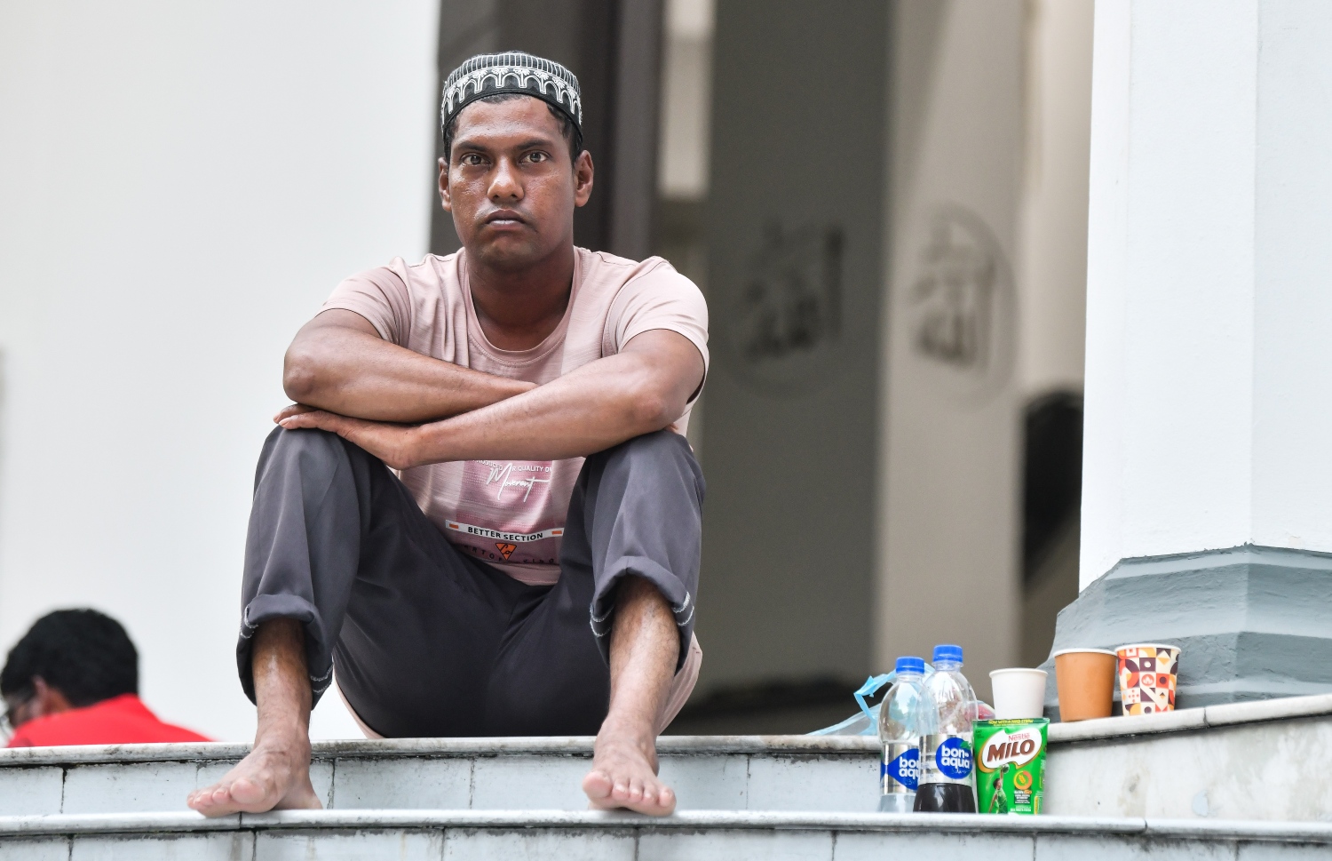 މާފަންނުގައި ހުންނަ ވިޔަފާރިވެރިންގެ މިސްކިތުގައި މީހަކު ރޯދަ ވީއްލަން ތައްޔާރުވެގެން.--- ފޮޓޯ: ފަޔާޒު މޫސާ | މިހާރު