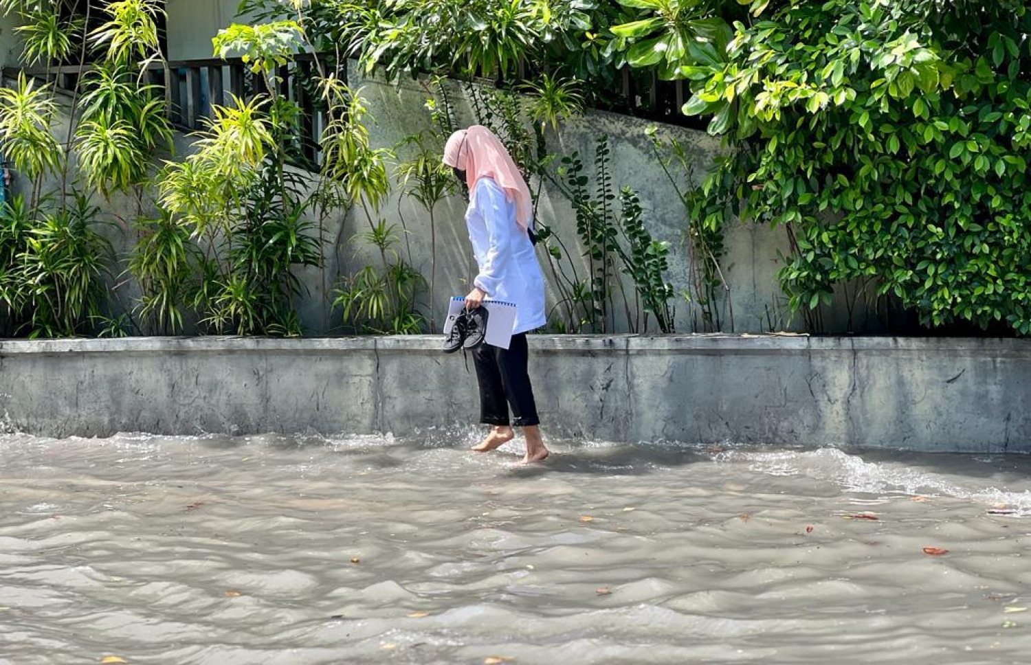 މާލެ އަށް މިއަދު ހެނދުނު ބޯ ވާރެއާއެކު، އާދަޔާ ހިލާފަށް ފެން ބޮޑުވެފައިވާ މަަގަކުން މީހަކު ހިނގާފައި ދަނީ.---ފޮޓޯ: މިހާރު