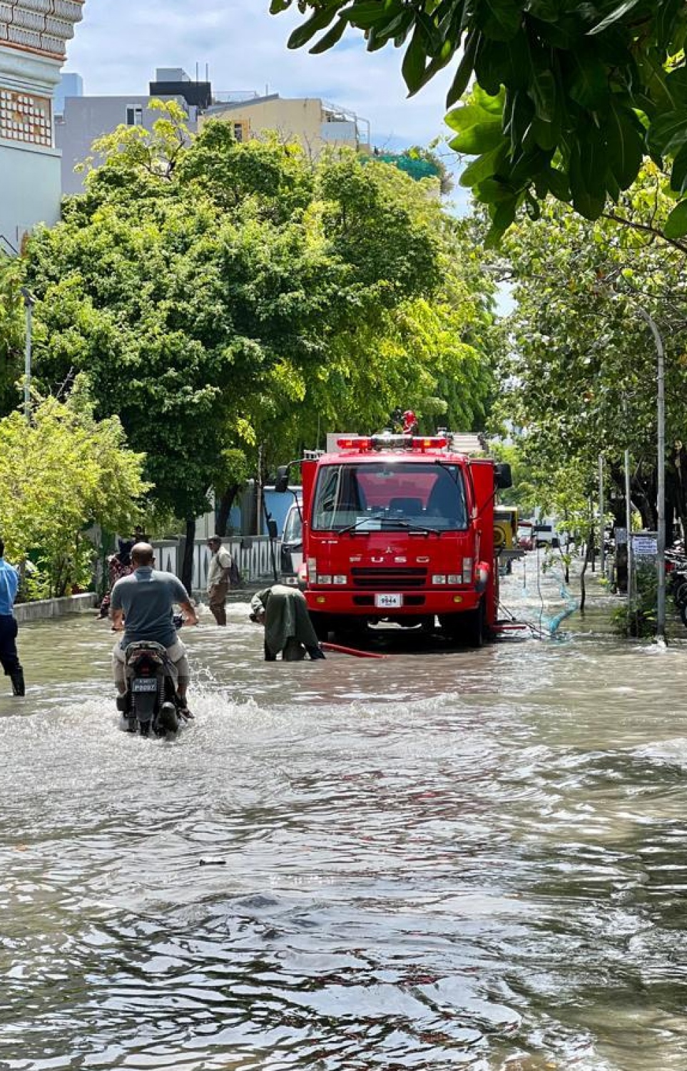 މާލޭގެ މަގެއްގައި ފެންބޮޑުވެފައި: ފެންހިންދުން ލަސްވުމުން އާއްމުންގެ ފާޑުކިއުން ވަނީ އަމާޒުވެފައި.