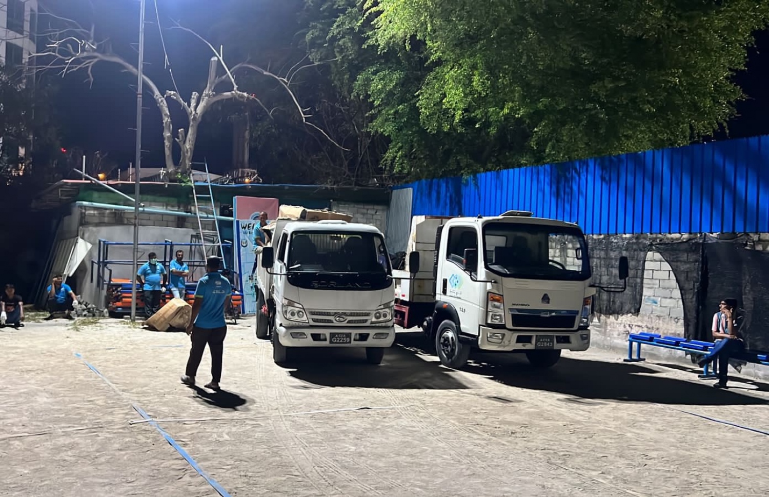ޔޫތު މިނިސްޓްރީގެ ގުދަނަކުން، ސިޓީ ކައުންސިލްގެ މުވައްޒަފުންތަކެއް ޕިކަޕަކަށް މުދާ އަރުވަނީ.-- ޓްވިޓާ ފޮޓޯ: މަހުލޫފު