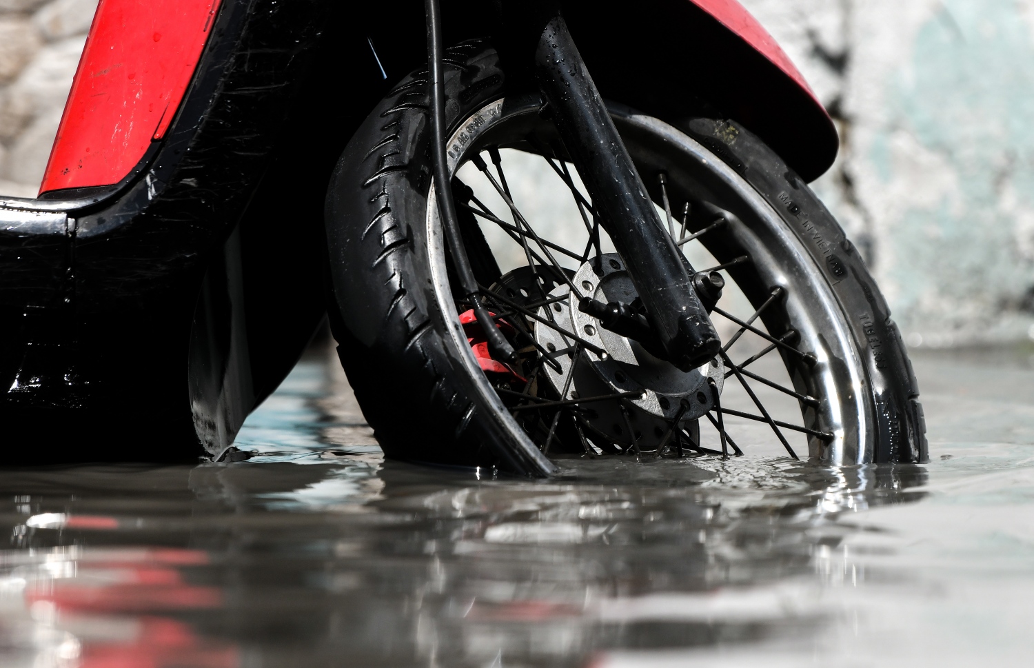 މިއަދު ހެނދުނު މާލެ އަށް ވެހުނު ބޯ ވާރޭގައި ފެން ބޮޑުވެފައިވާ މަގެއްގައި ސައިކަލެއް ޕާކް ކޮށްފައި: ފެންބޮޑުވި މަގުތަކުގައި ޕާކްކޮށްފައި ހުރި ވެހިކަލްތައް ސްޓާޓް ނުވުން ފަދަ މައްސަލަތައް ވެސް މިއަދު ކުރިމަތިވި.--- ފޮޓޯ: ފަޔާޒު މޫސާ | މިހާރު