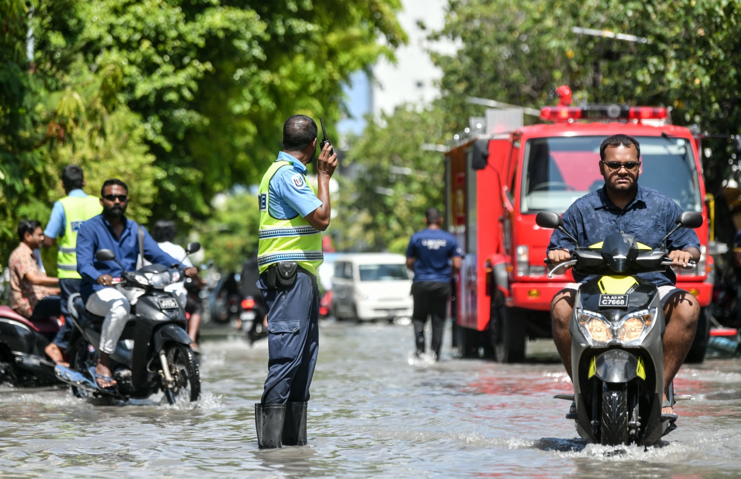 އަމީނީ މަގުގައި ހެދިފައިވާ ފެންގަނޑު ހިންދުމުގެ މަސައްކަތް ސިފައިން ކުރާއިރު، ފުލުހުން އެ ސަރަހައްދުގެ ޓްރެފިކް ބަލަހައްޓަނީ.--- ފޮޓޯ: ފަޔާޒު މޫސާ | މިހާރު