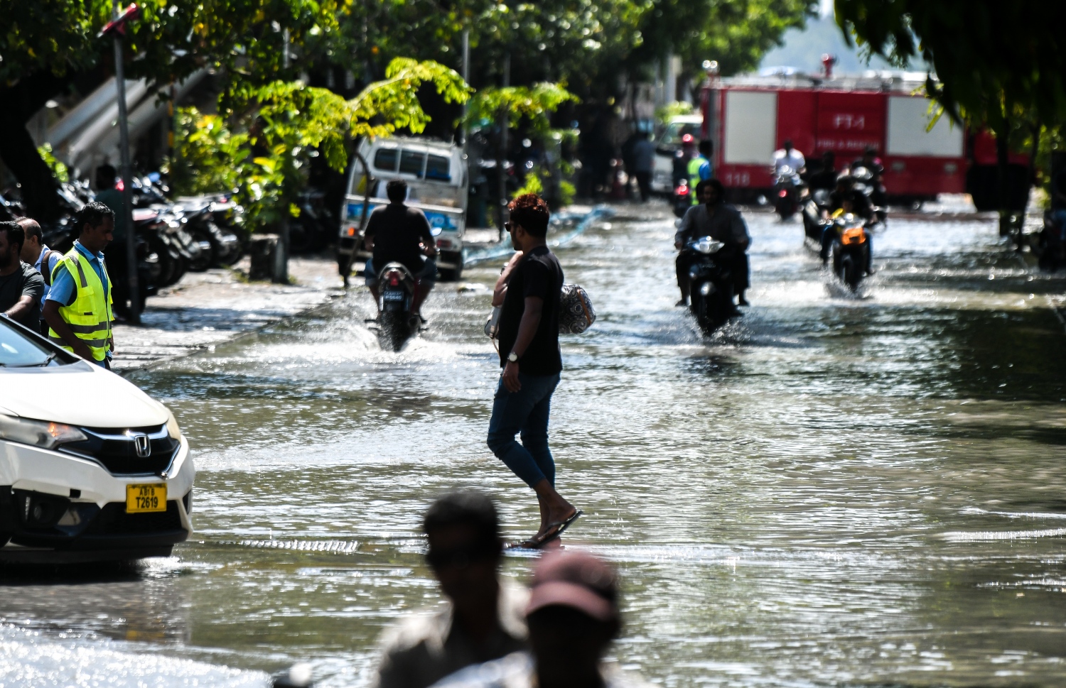 ހެނދުނު މާލެ އަށް ބޯކޮށް ވާރޭވެހުމުގެ ސަބަބުން އަމީނީމަގުގައި ފެންބޮޑުވެފައި: މެދުނުކެނޑި ދެ ގަޑިއެއްހާއިރު ވަންދެން މާލެ އަށް ބޯކޮށް ވާރޭ ވެހުމުން، ފެން ހިންދާ ނިޒާމަށް ވެސް ނުކަތައިގެން ދިއުމުގެ ސަބަބުން ފެން އެއްކޮށް ހިންދުނީ ހަވީރު.--- ފޮޓޯ؛ ފަޔާޒު މޫސާ | މިހާރު