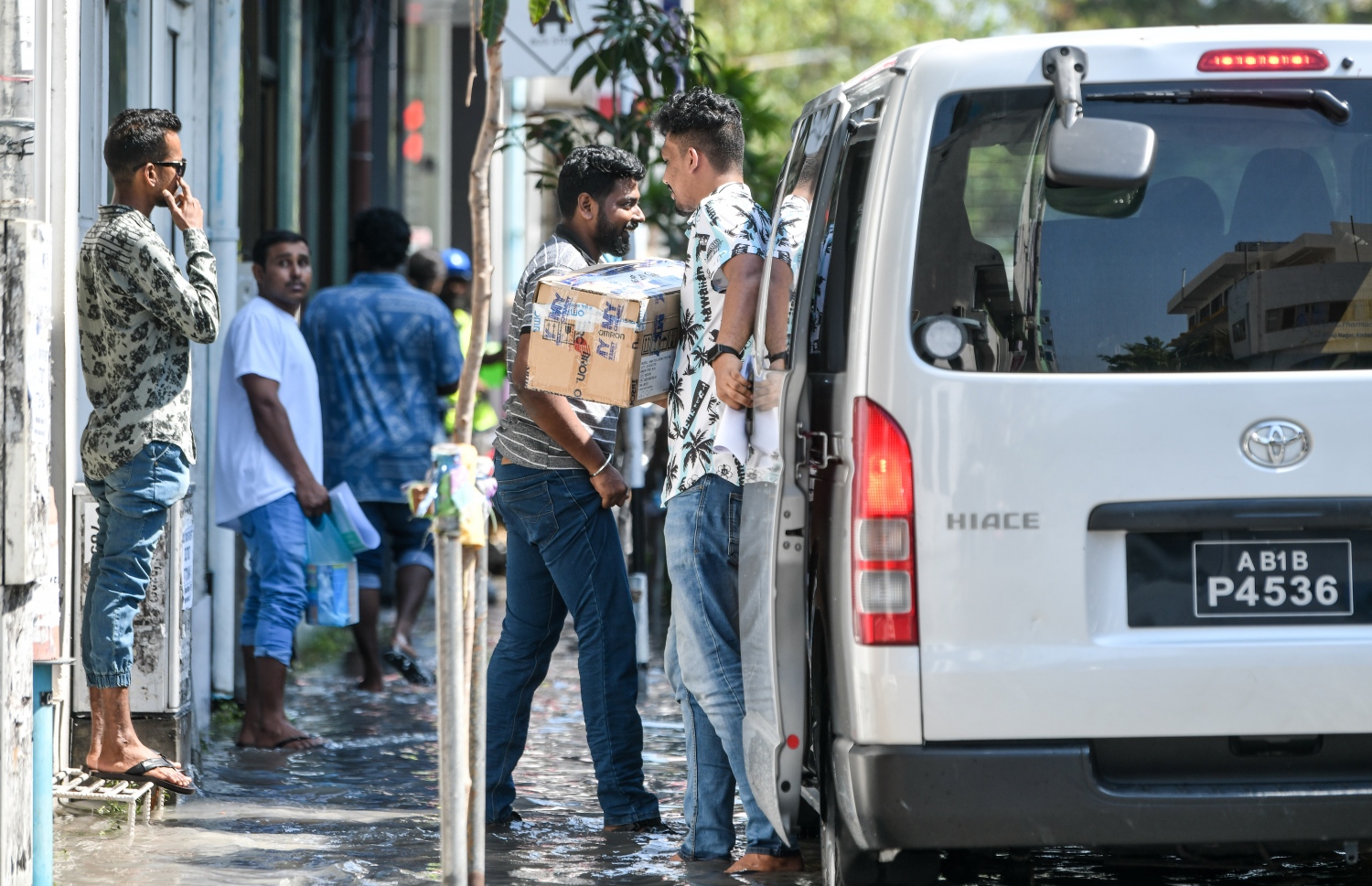 މިއަދު ހެނދުނު މާލެ އަށް ވެހުނު ބޯ ވާރޭގައި ފެންބޮޑުވެފައިވާ މަގެއްހައި ހުރި ފިހާރައަކަށް މުދާ ބާލަނީ: މާލޭގެ ގިނަ މަގުތަކުން ފެން ހިންދޭވަރުވީ މިއަދުގެ ހަވީރު.---ފޮޓޯ: ފަޔާޒު މޫސާ| މިހާރު