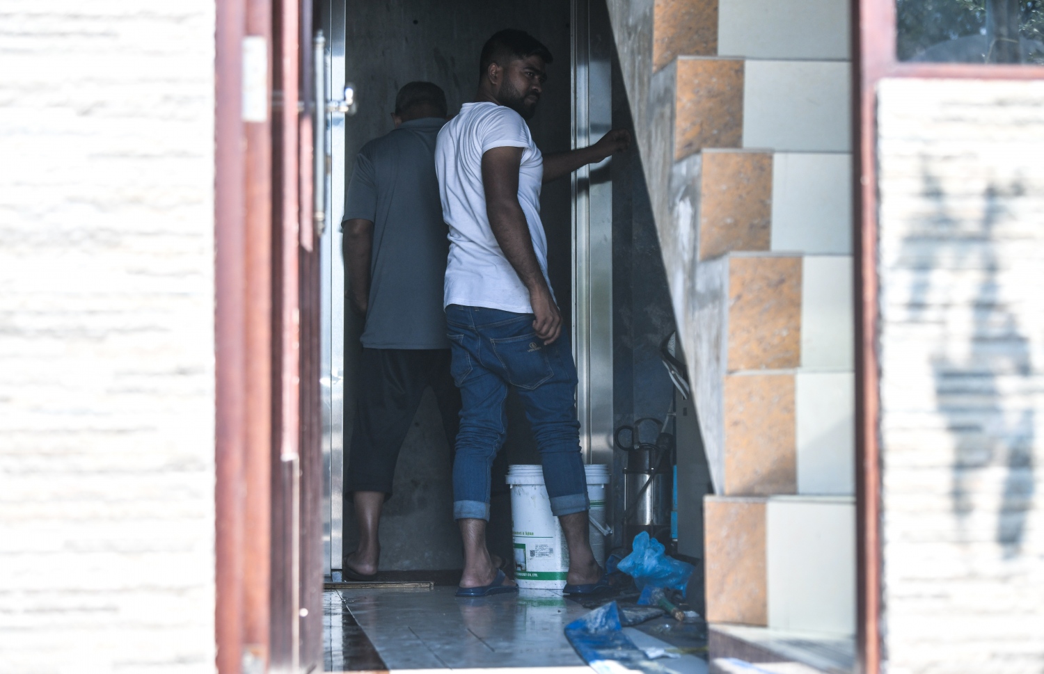 މިއަދު ވެހުނު ވާރޭގައި ފެންބޮޑުވުމުގެ ސަބަބުން ގެއްލުންވި ގެ އަކުން ފެން ހިންދުމުގެ މަސައްކަތް ކުރަނީ.--- ފޮޓޯ: ފަޔާޒު މޫސާ | މިހާރު